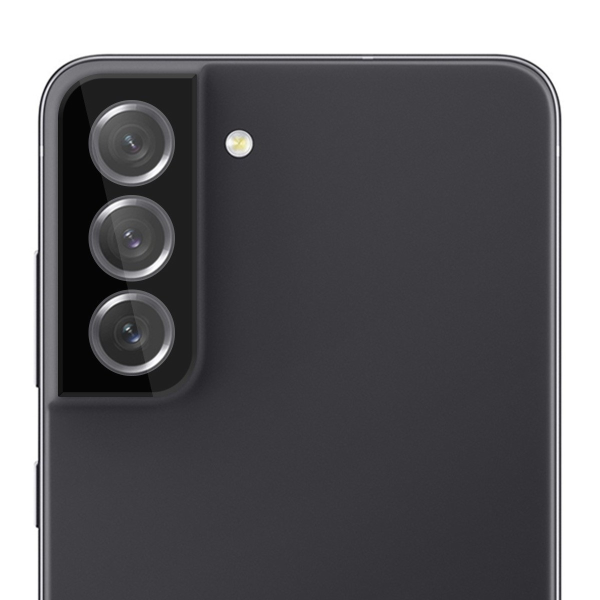 Primo piano del retro di uno smartphone nero con tre fotocamere e un flash.