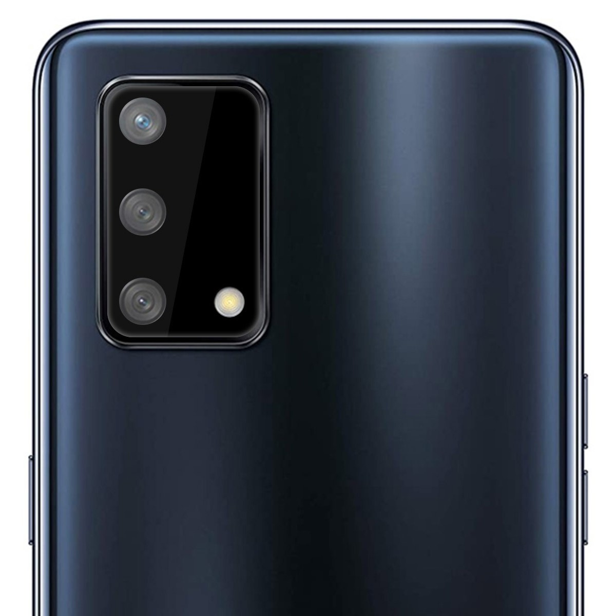 Primer plano de la parte trasera de un teléfono azul oscuro con triple cámara y flash.