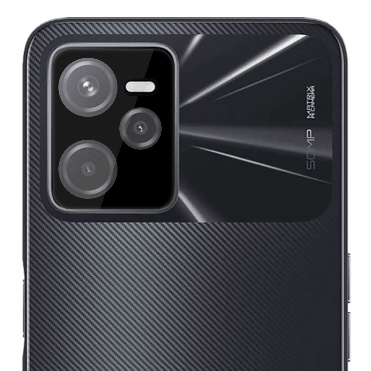 Primer plano de la matriz de la cámara de un teléfono con tres lentes y superficie negra estampada.