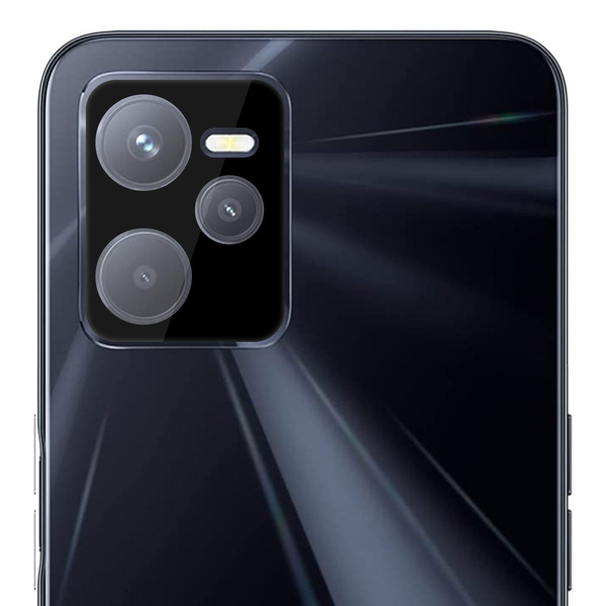 Primer plano del sistema de cámara de un teléfono negro. Tiene tres lentes y un flash. El fondo es negro.