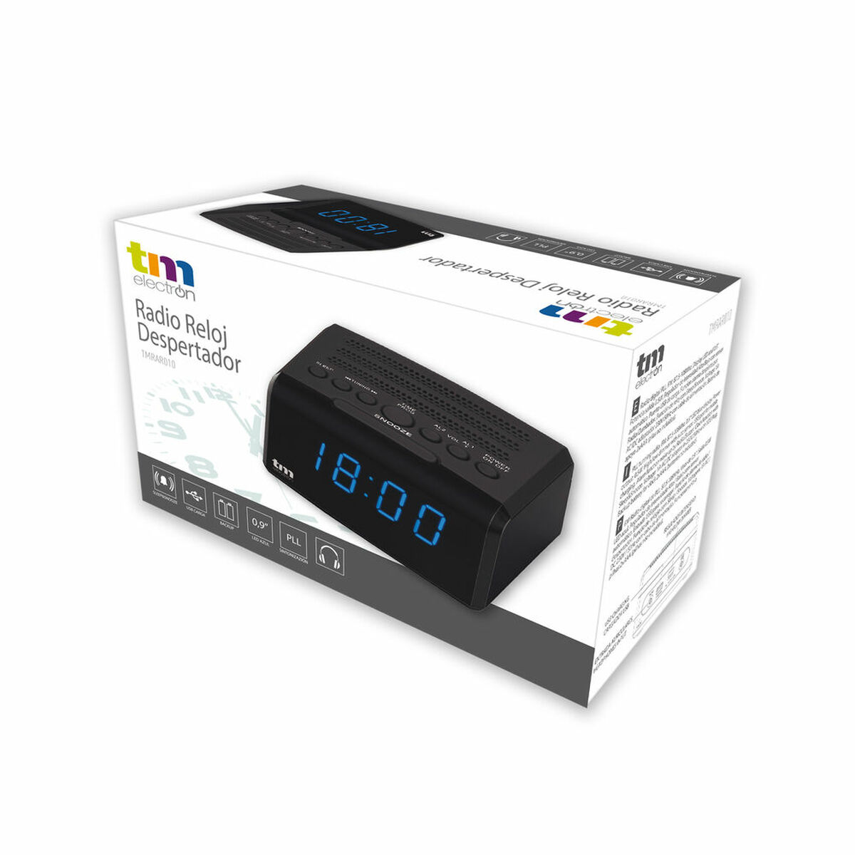 Un radio reloj digital negro en su embalaje. El reloj muestra 18:00 en azul con botones de control.