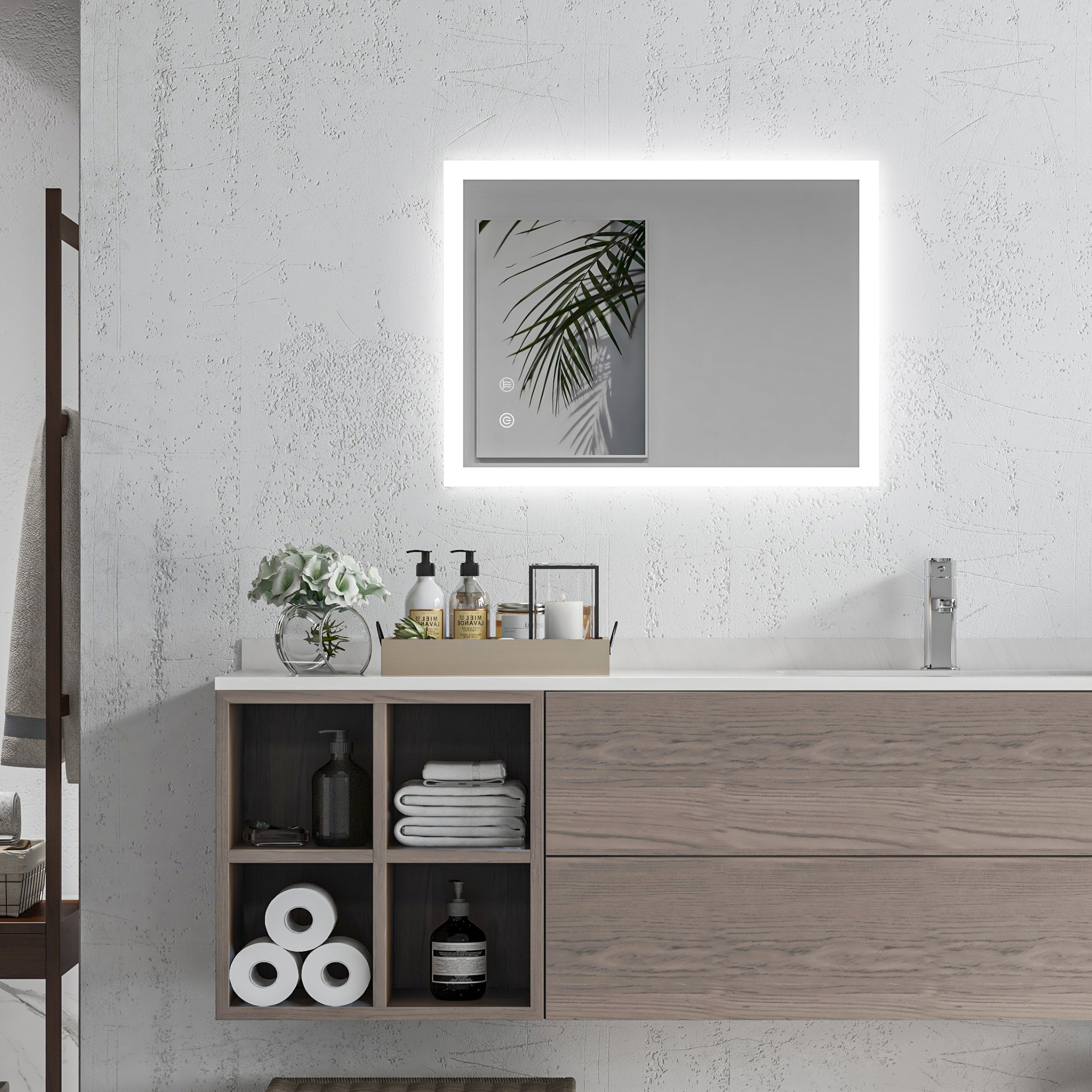 Ein Badezimmer mit Spiegel an der Wand, Waschbecken mit Toilettenartikeln und Handtüchern.