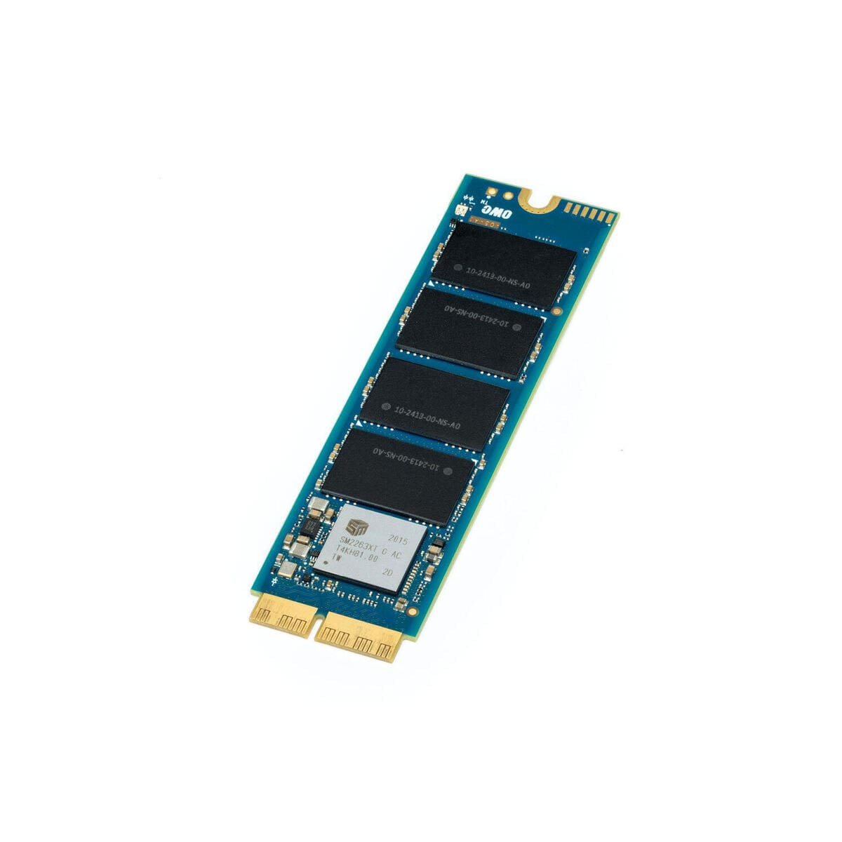 Un circuito stampato blu e verde con chip su sfondo bianco.