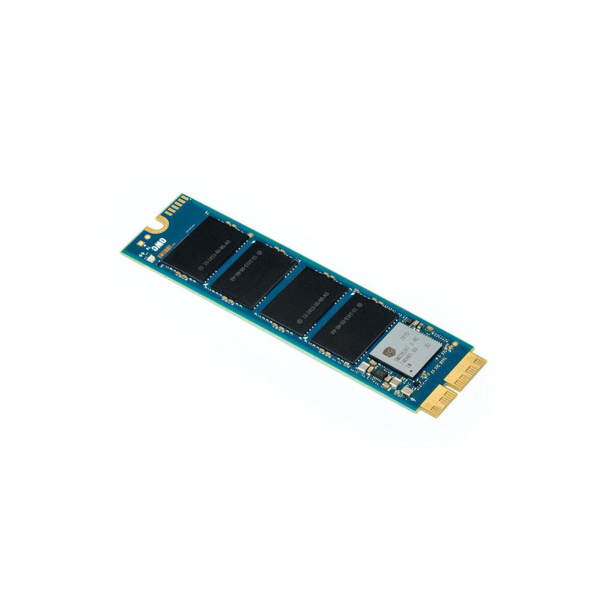 Una scheda SSD blu con chip di memoria neri su sfondo bianco.