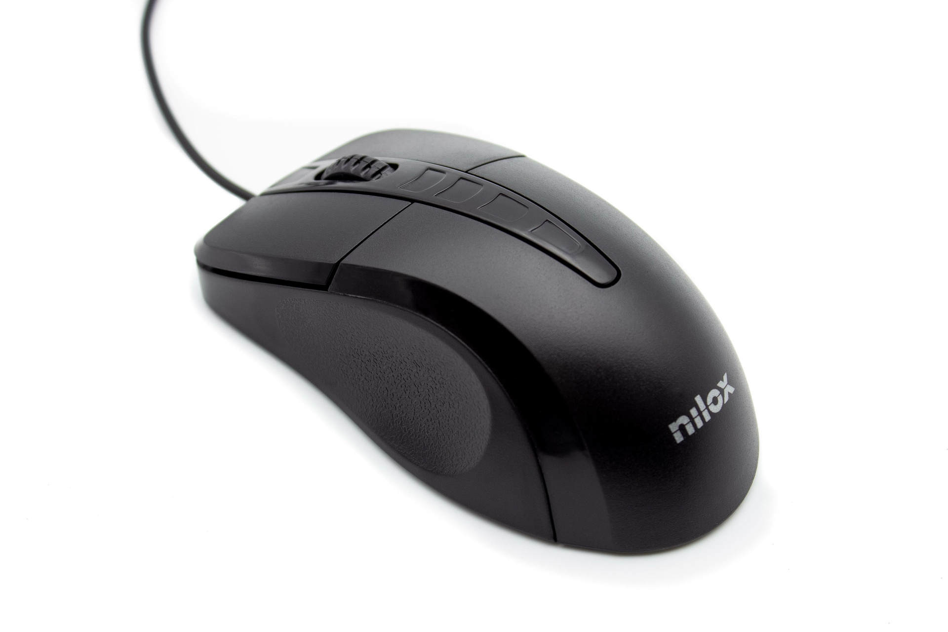 Ratón negro con rueda de desplazamiento y cable negro. El ratón está sobre fondo blanco.