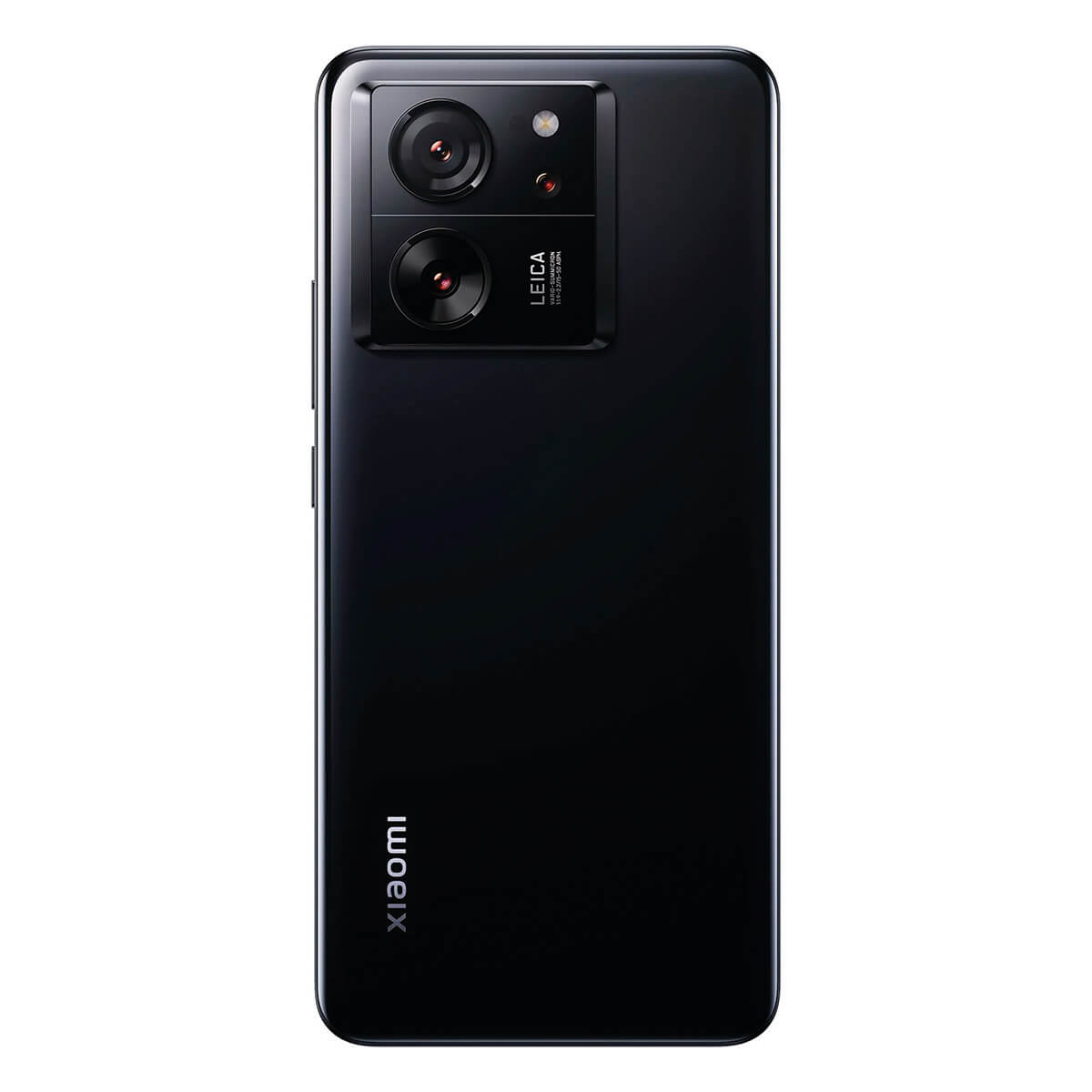 Tył czarnego telefonu z kamerami. Ma trzy obiektywy i logo Leica. Tło jest czarne.