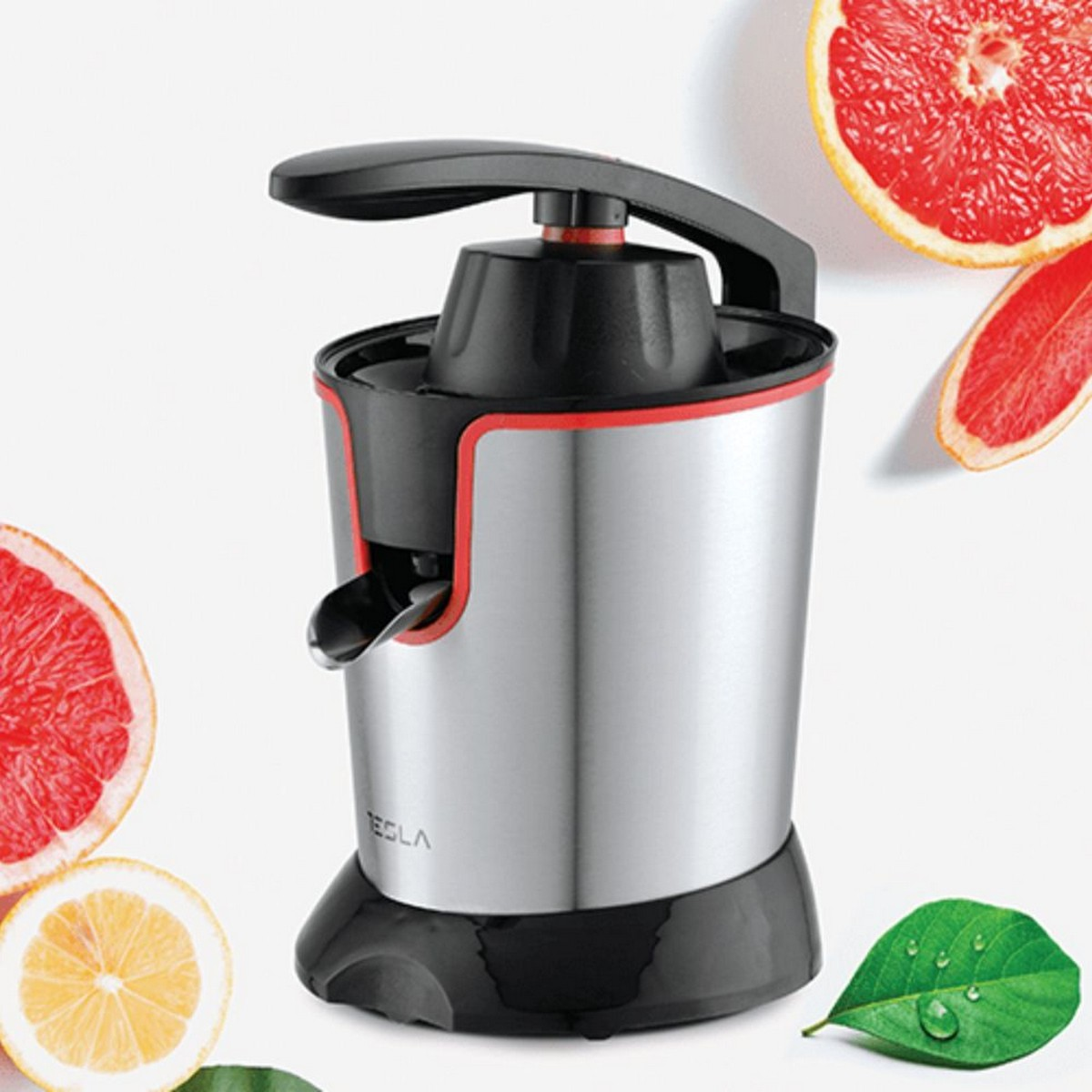 Spremiagrumi con dettagli rossi, base in acciaio inox, parte superiore nera e manico. Pompelmo e limone nelle vicinanze.