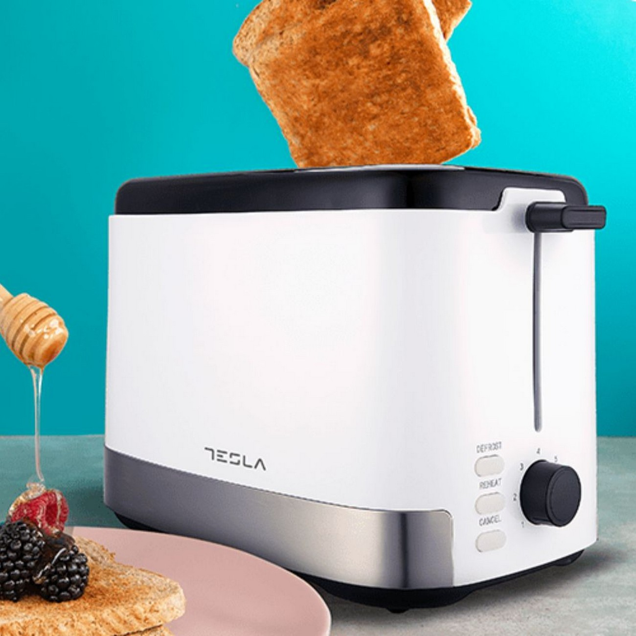 Biały toster Tesla. Dwa kawałki tostów wyskakują. Miód skapuje na tosty z owocami.