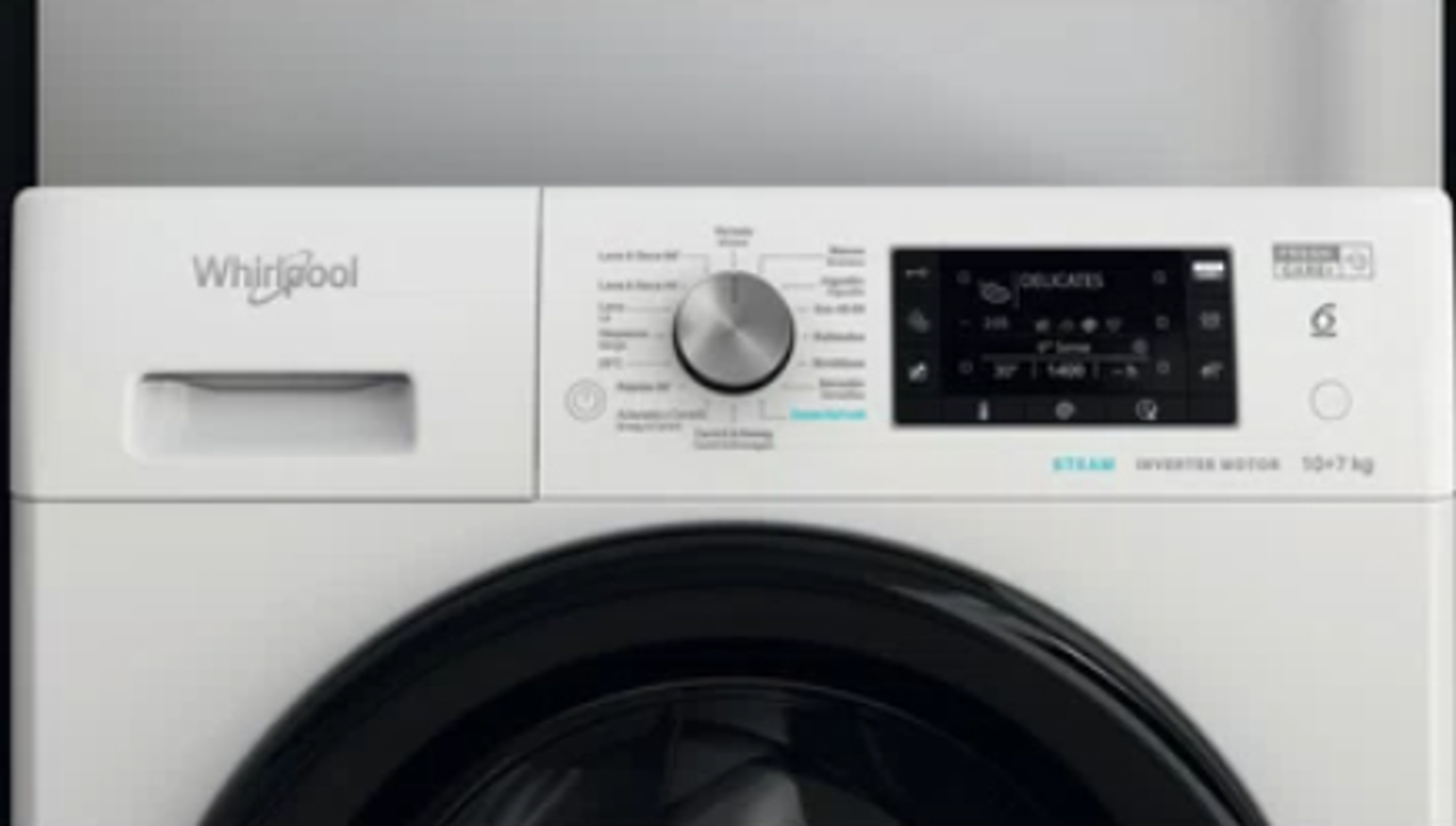 Lavadora Whirlpool, vista frontal, con puerta negra y panel de control. Fondo blanco.