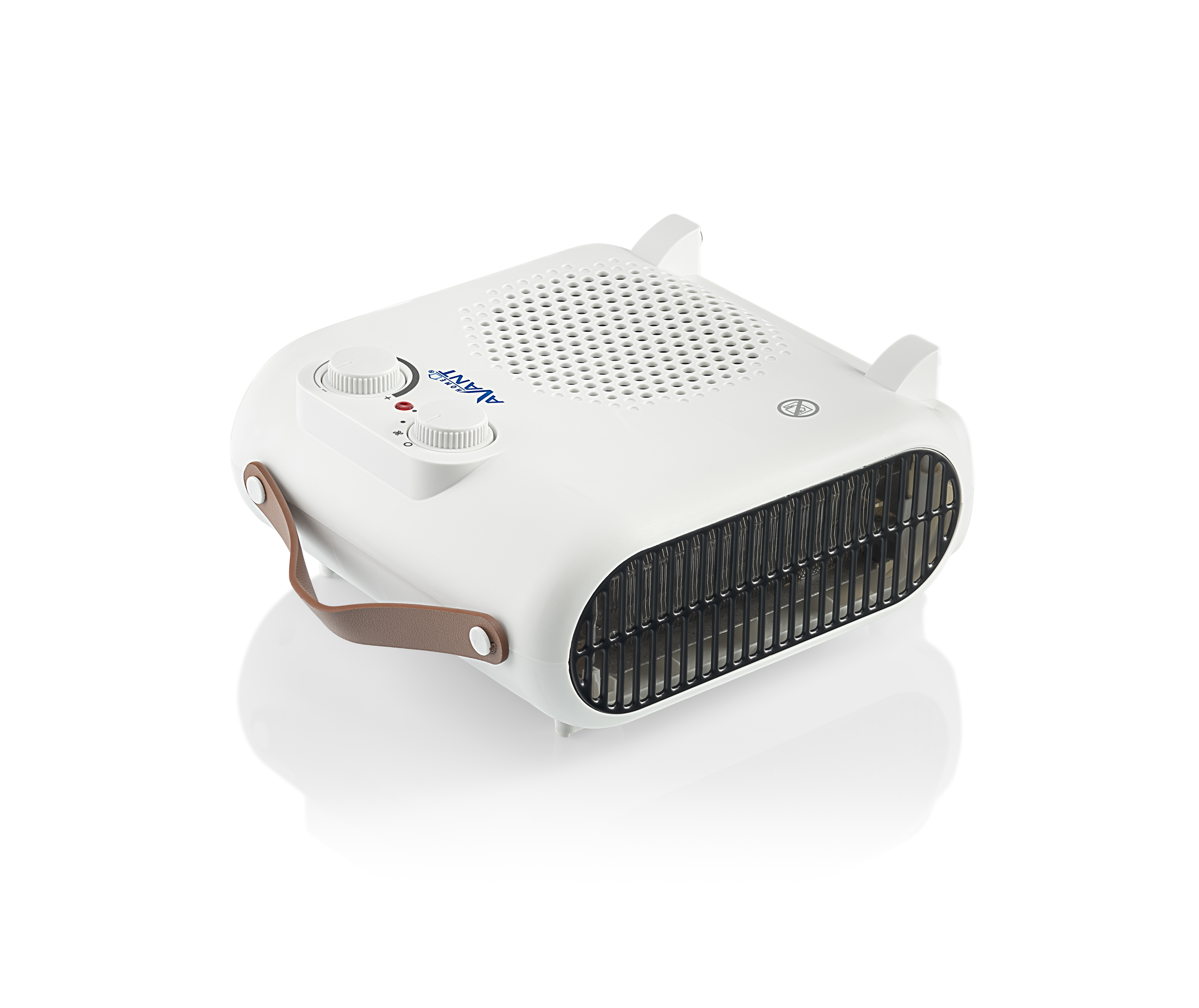 Calentador blanco con asa marrón. Tiene un ventilador, perillas de control y rejillas de ventilación. Está sobre una superficie blanca.