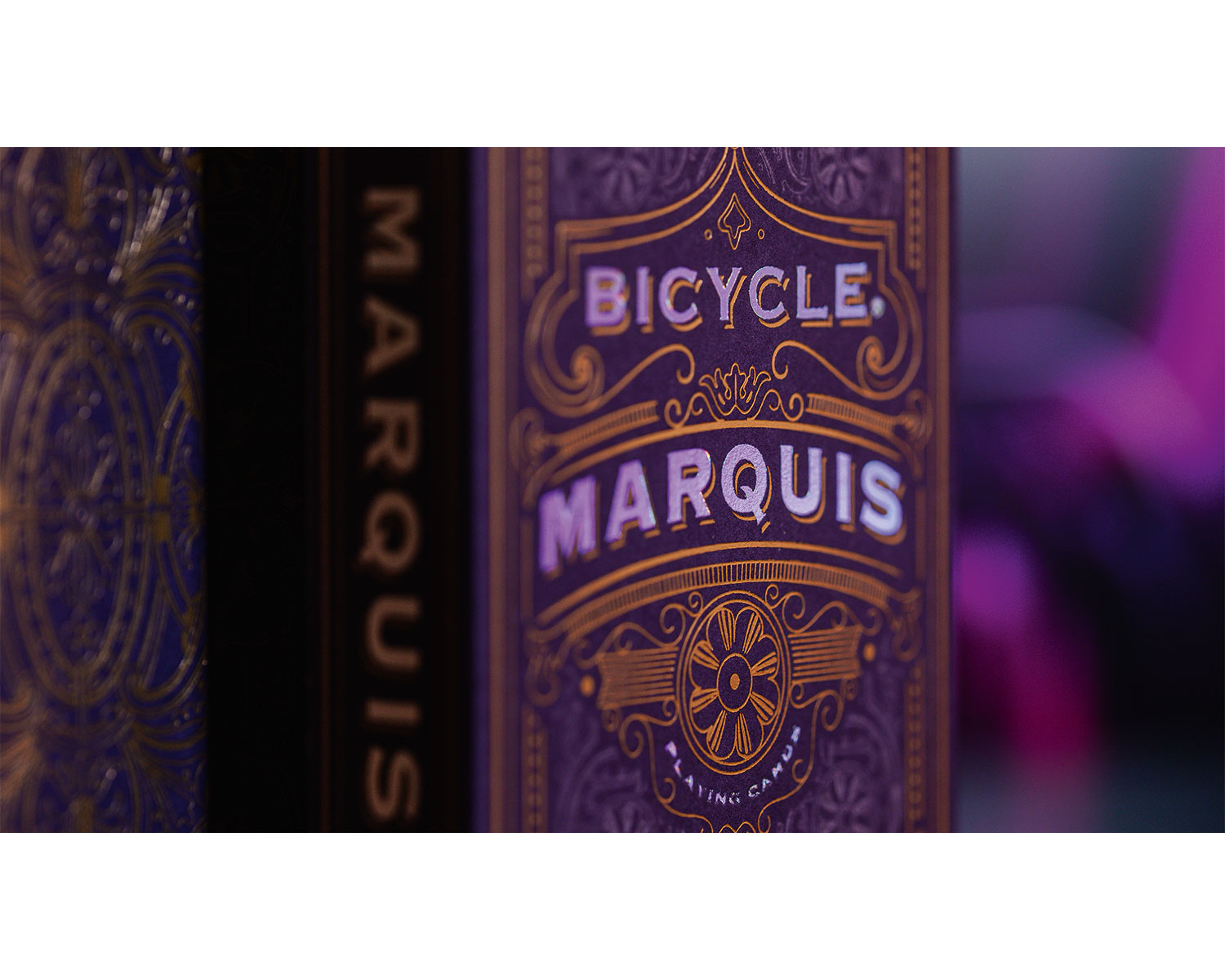 Nahaufnahme einer Spielkartenbox mit 'Bicycle Marquis'-Branding.