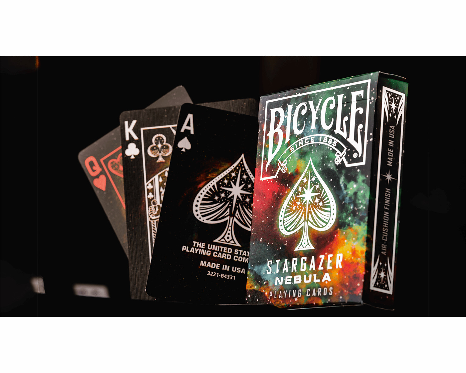 Spielkarten mit einem Nebeldesign. As, König und Dame sind sichtbar. Auf der Schachtel steht Bicycle Stargazer.