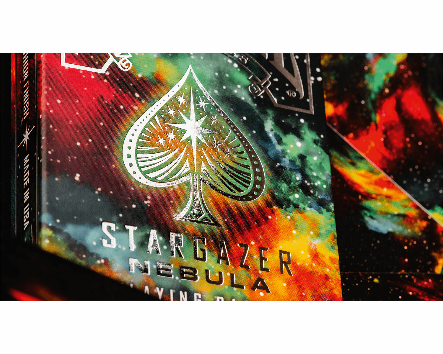 Nahaufnahme einer Spielkartenbox mit einem Nebeldesign und den Worten 'STARGAZER NEBULA'.