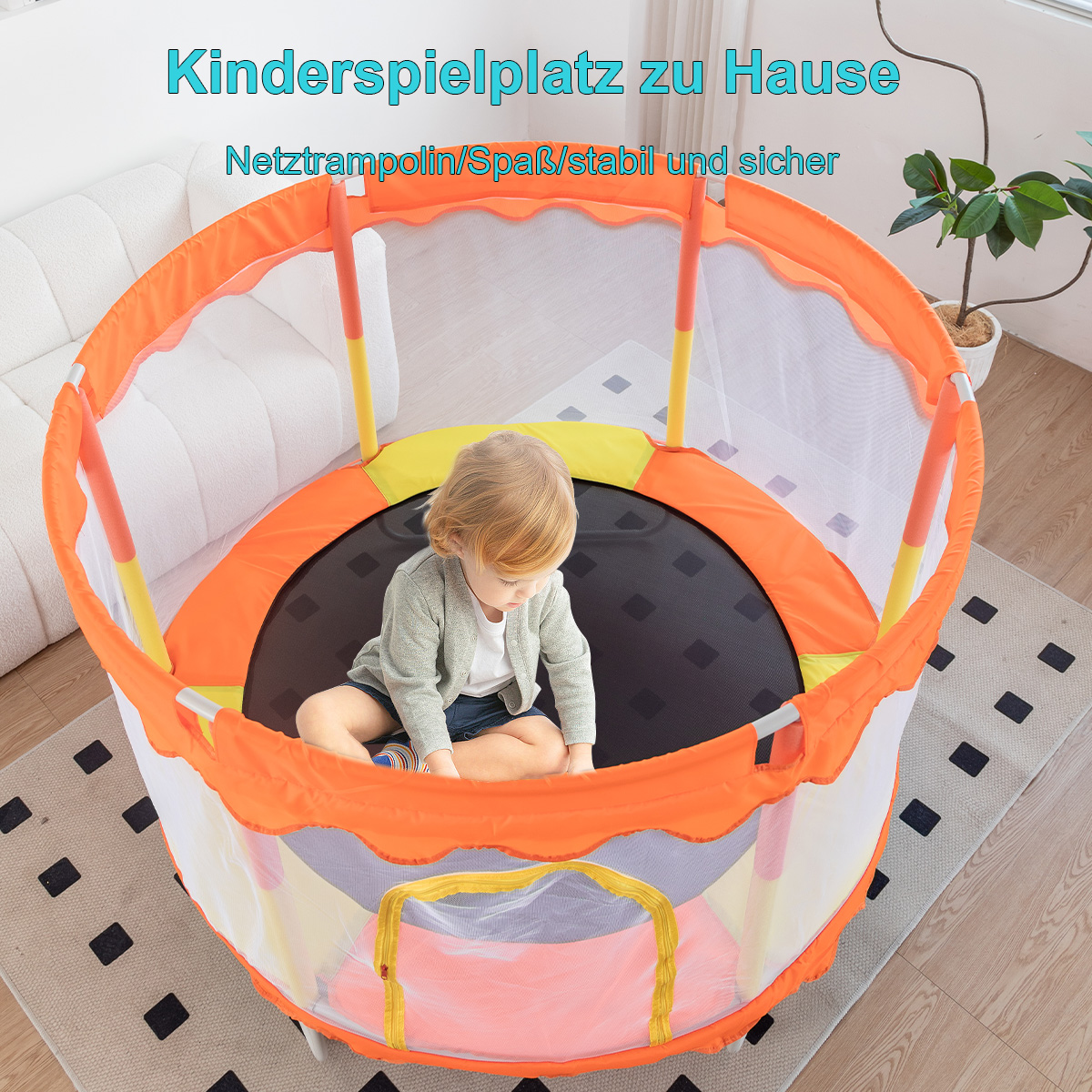 Ein Kind sitzt auf einem Trampolin in einem farbenfrohen Sicherheitsgehäuse.