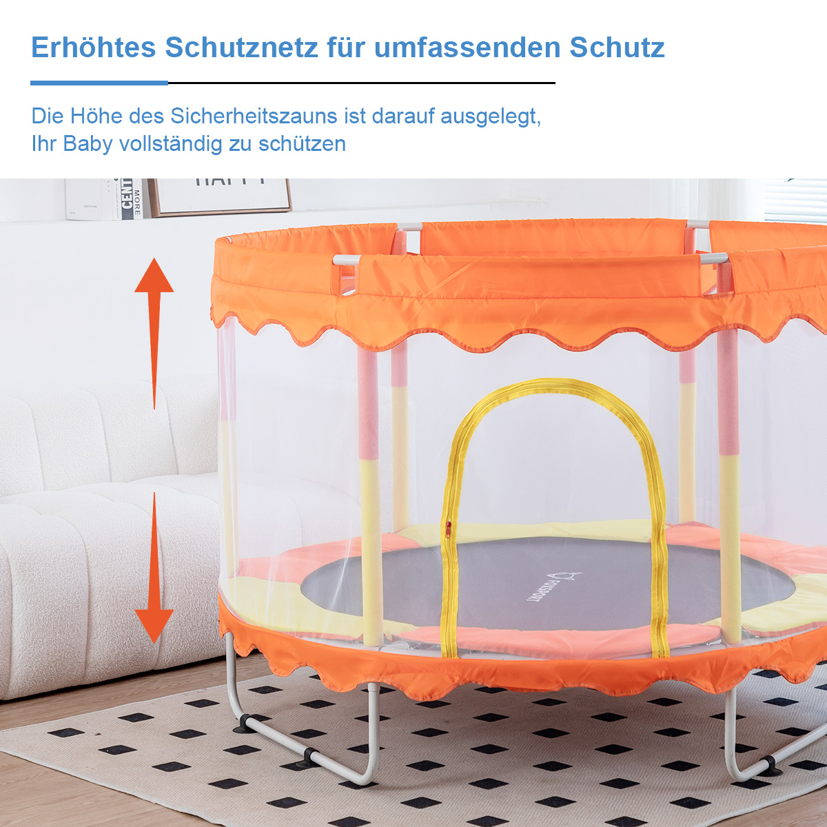 Orangener und gelber Baby-Trampolin mit weißem Netz. Eine weiße Couch und ein Teppich sind im Hintergrund.