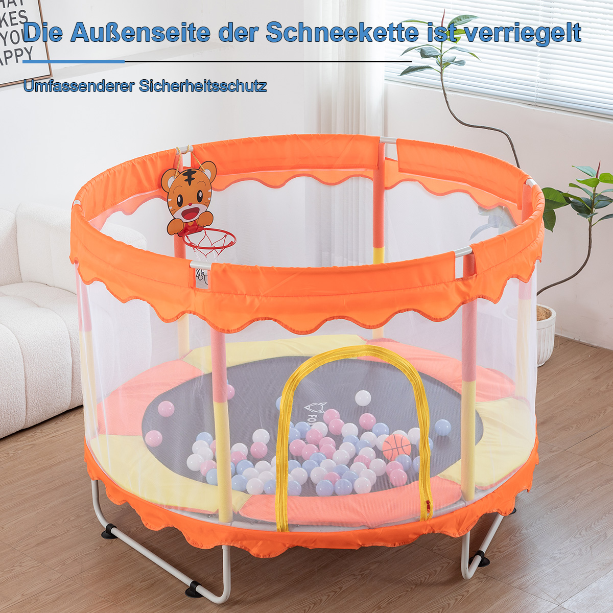 Ein Kindertrampolin mit orange-gelbem Design, umgeben von einem Netz.