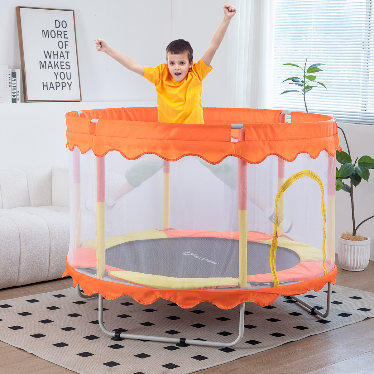 Ein Junge springt in einem Trampolin, orangefarbenes und gelbes Design. Hintergrund: Wohnraum.
