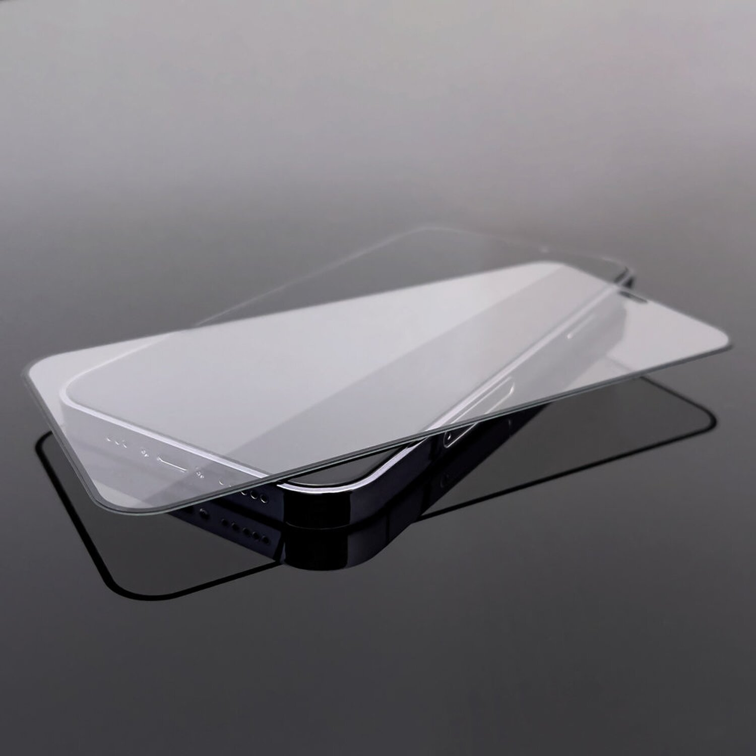 Telefon mit Displayschutz auf glänzender schwarzer Oberfläche.