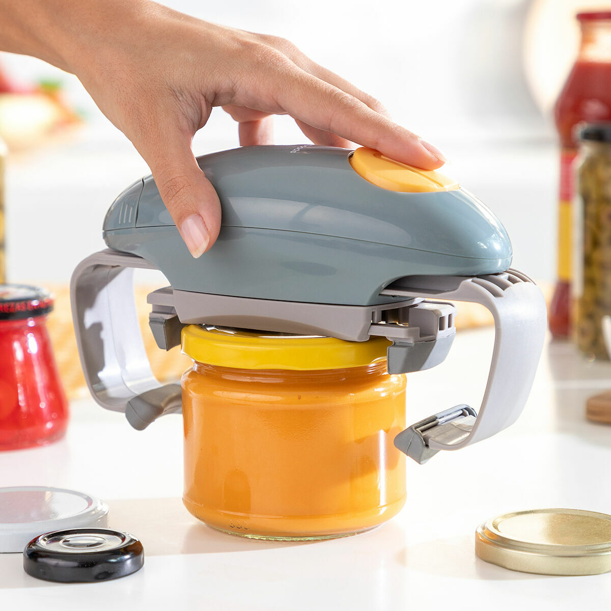 Hand benutzt einen Glasöffner für ein Glas mit orangenem Essen.