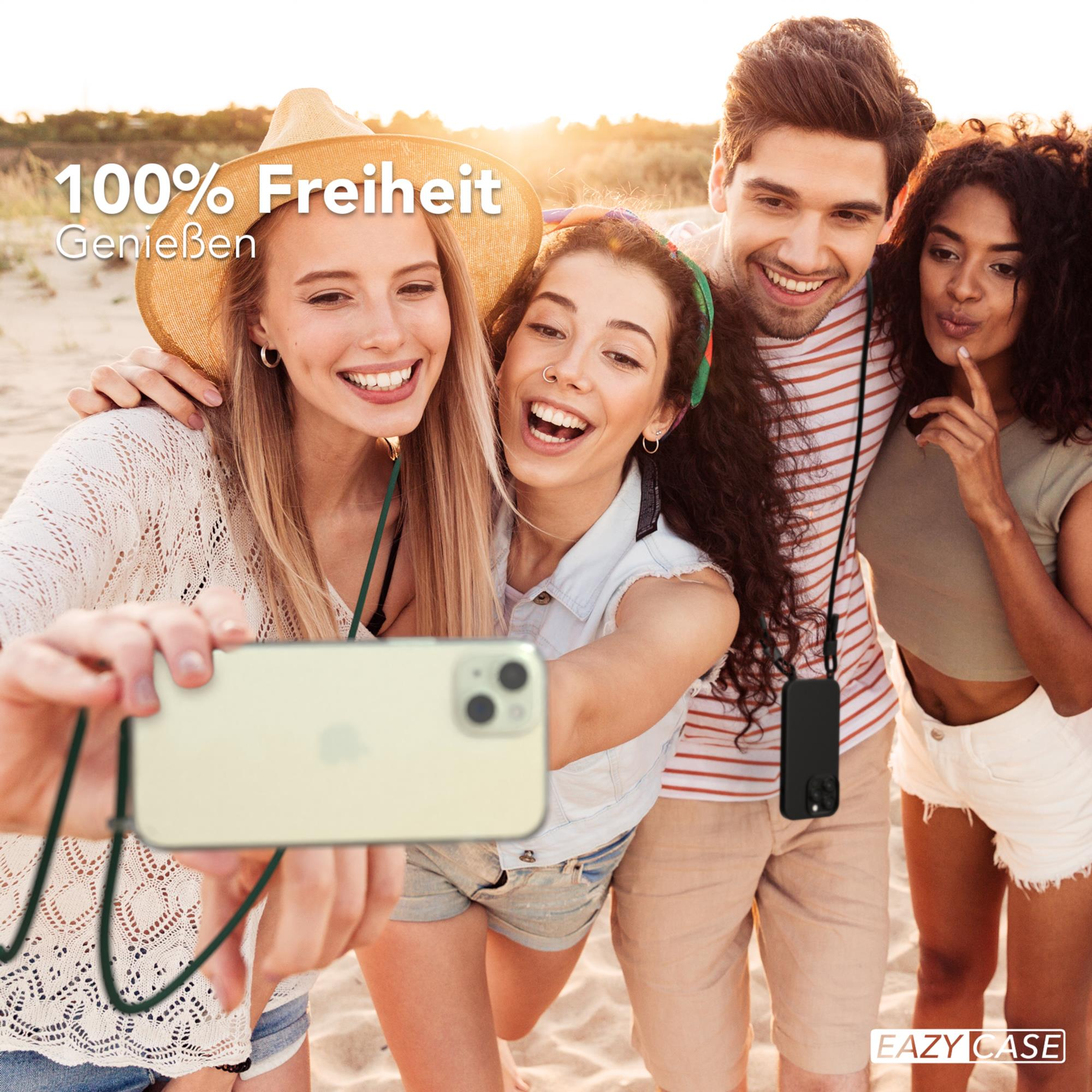 Vier Personen machen ein Selfie am Strand. Sie sind glücklich und lächeln.