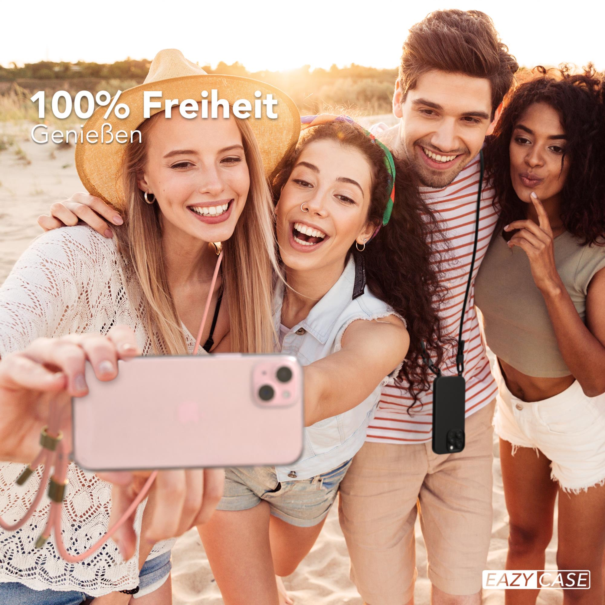 Vier Personen machen ein Selfie am Strand. Sie halten ein Telefon. Sonniger Himmel.