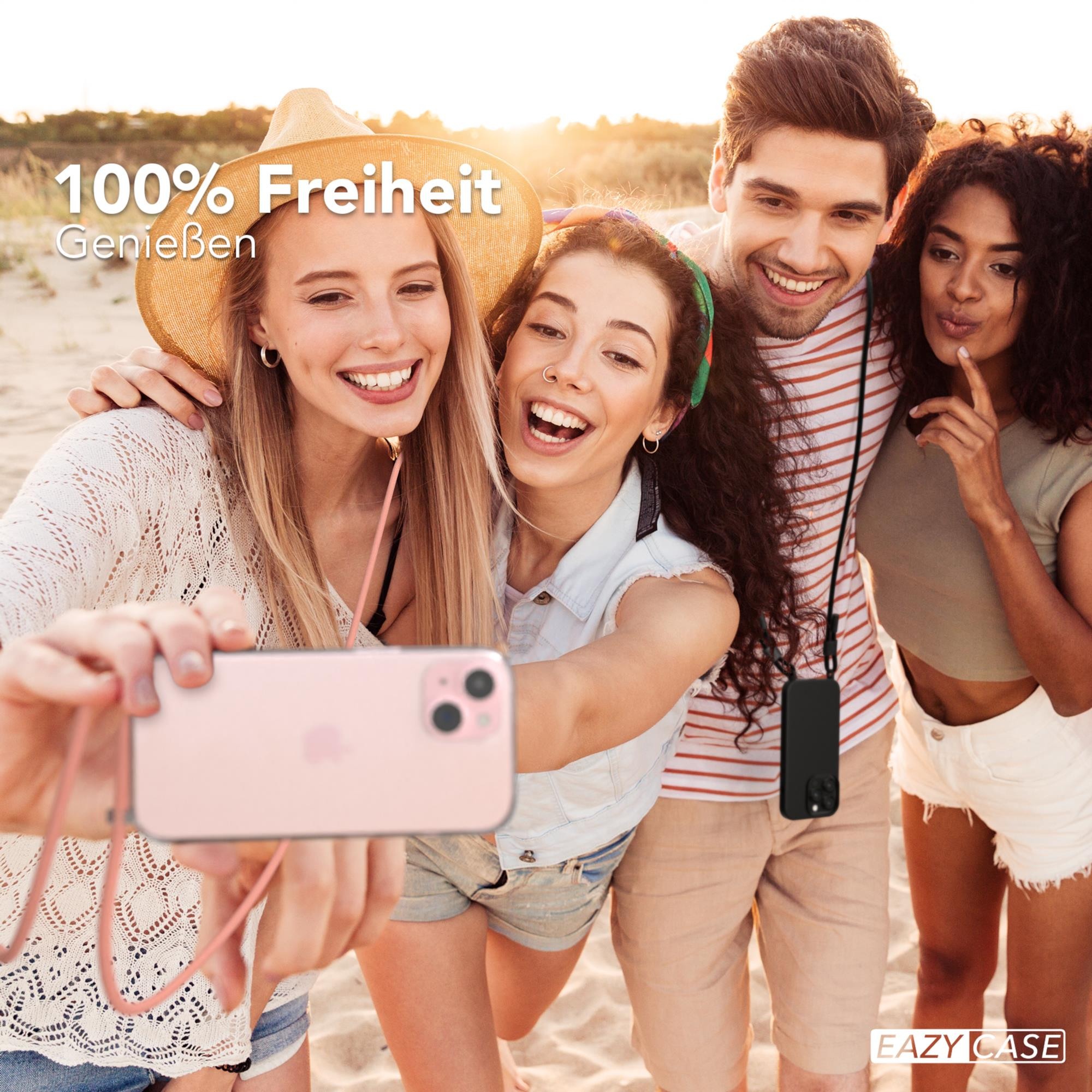 Vier Personen machen ein Selfie am Strand. Sie lächeln und halten ein Telefon mit einer Handyhülle.