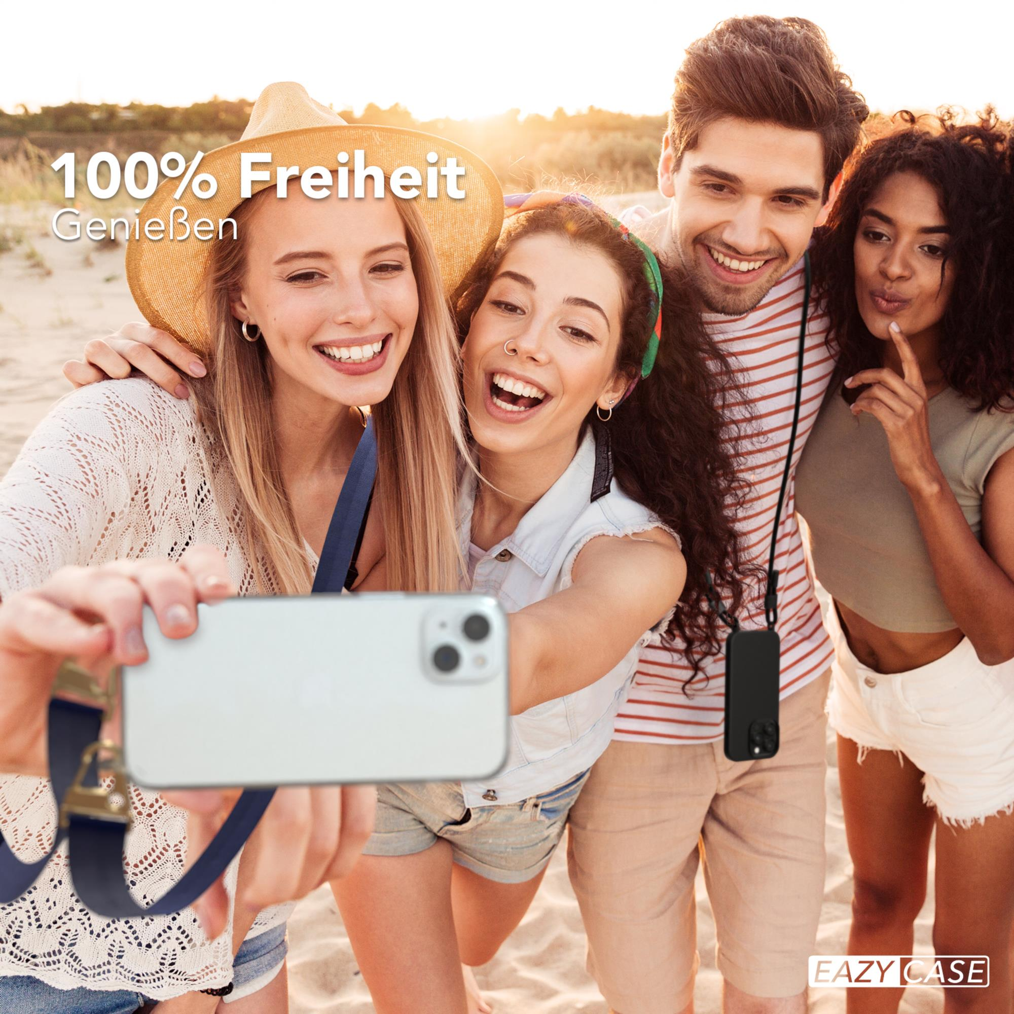 Vier Personen machen ein Selfie am Strand. Text lautet: '100% Freiheit'.