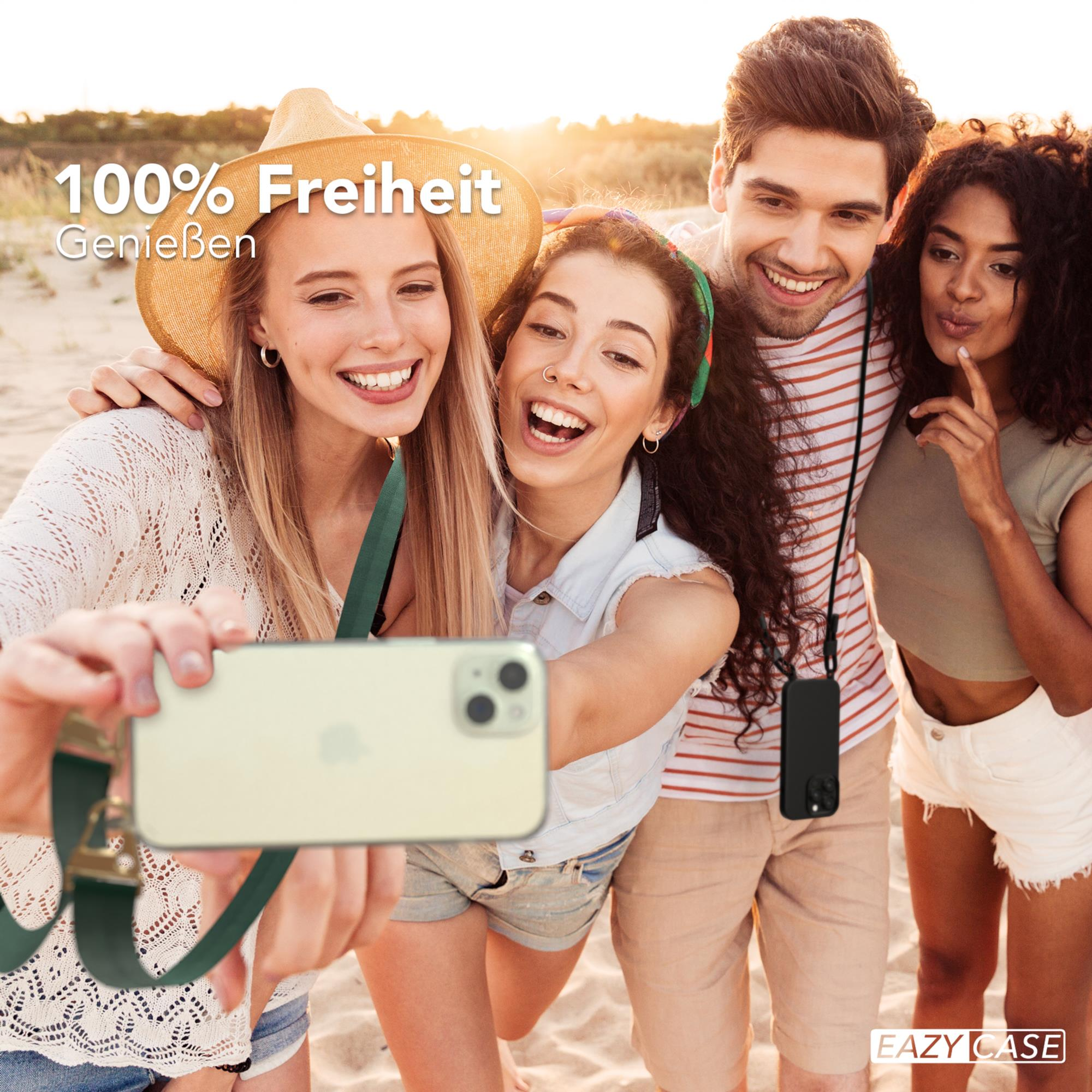 Freundesgruppe macht Selfie am Strand, hält Telefon mit Riemen.