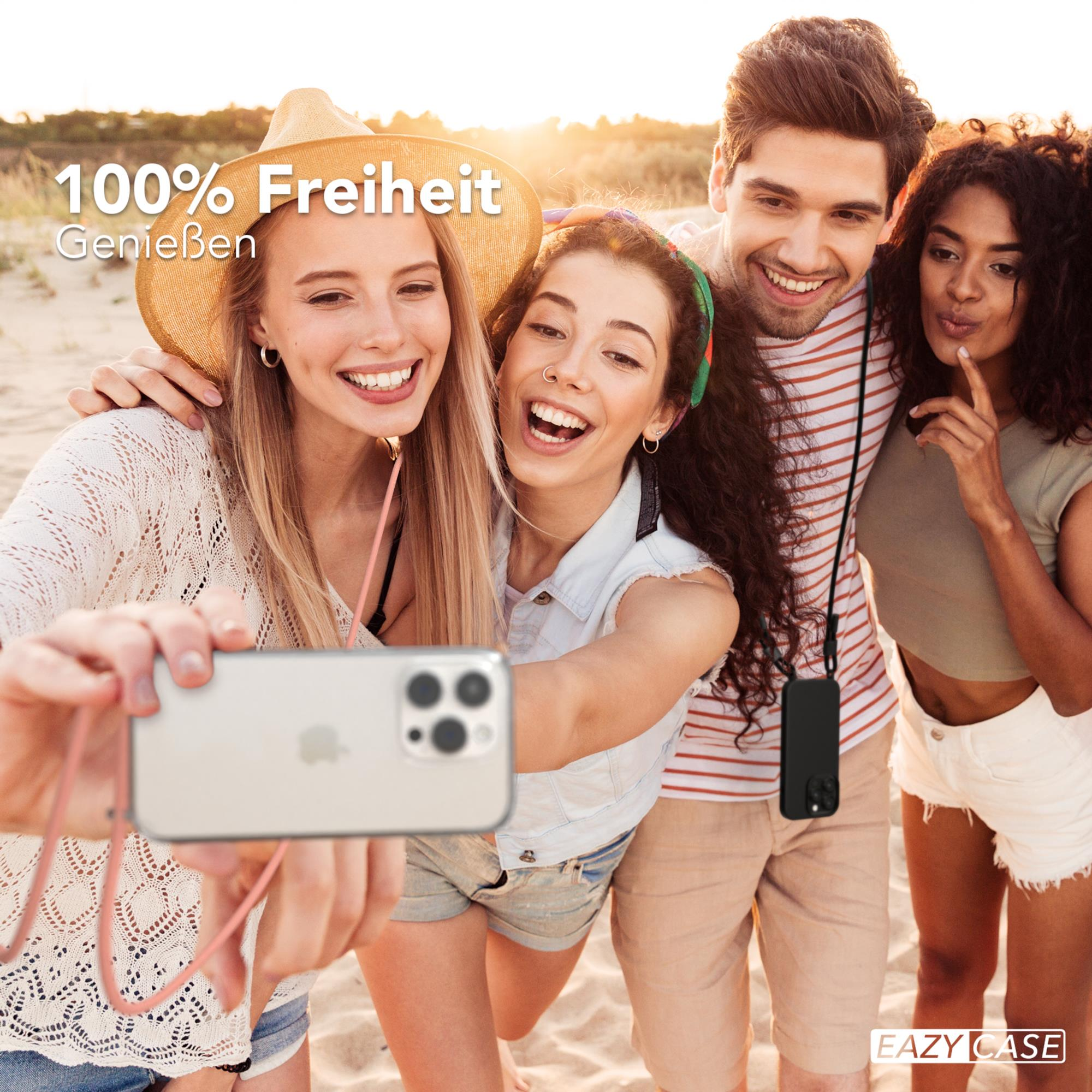 Vier Personen machen ein Selfie am Strand. Sie sind glücklich, lächeln und genießen den Moment.