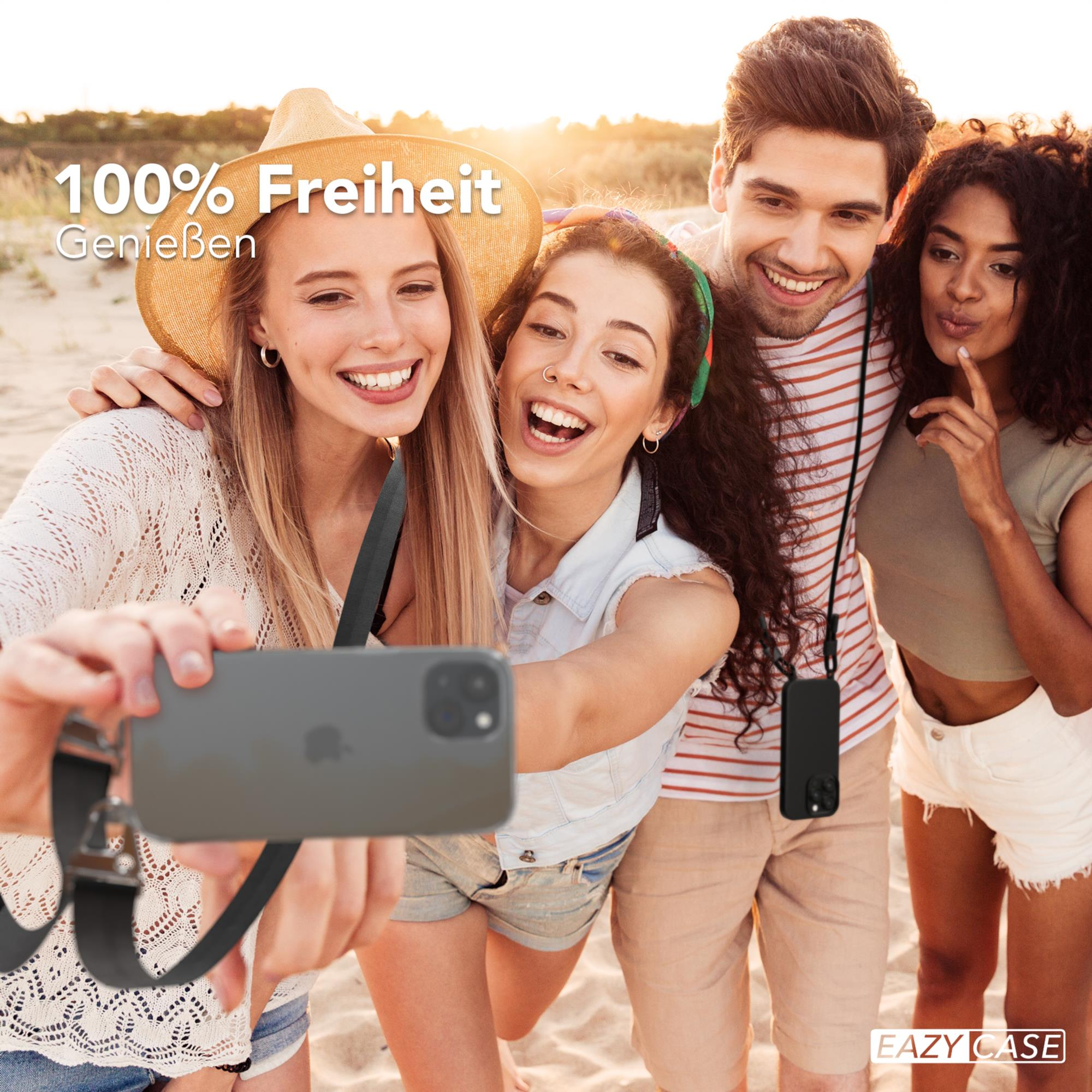 Vier Personen machen ein Selfie, ein Telefon mit Riemen, am Strand bei Sonnenuntergang.