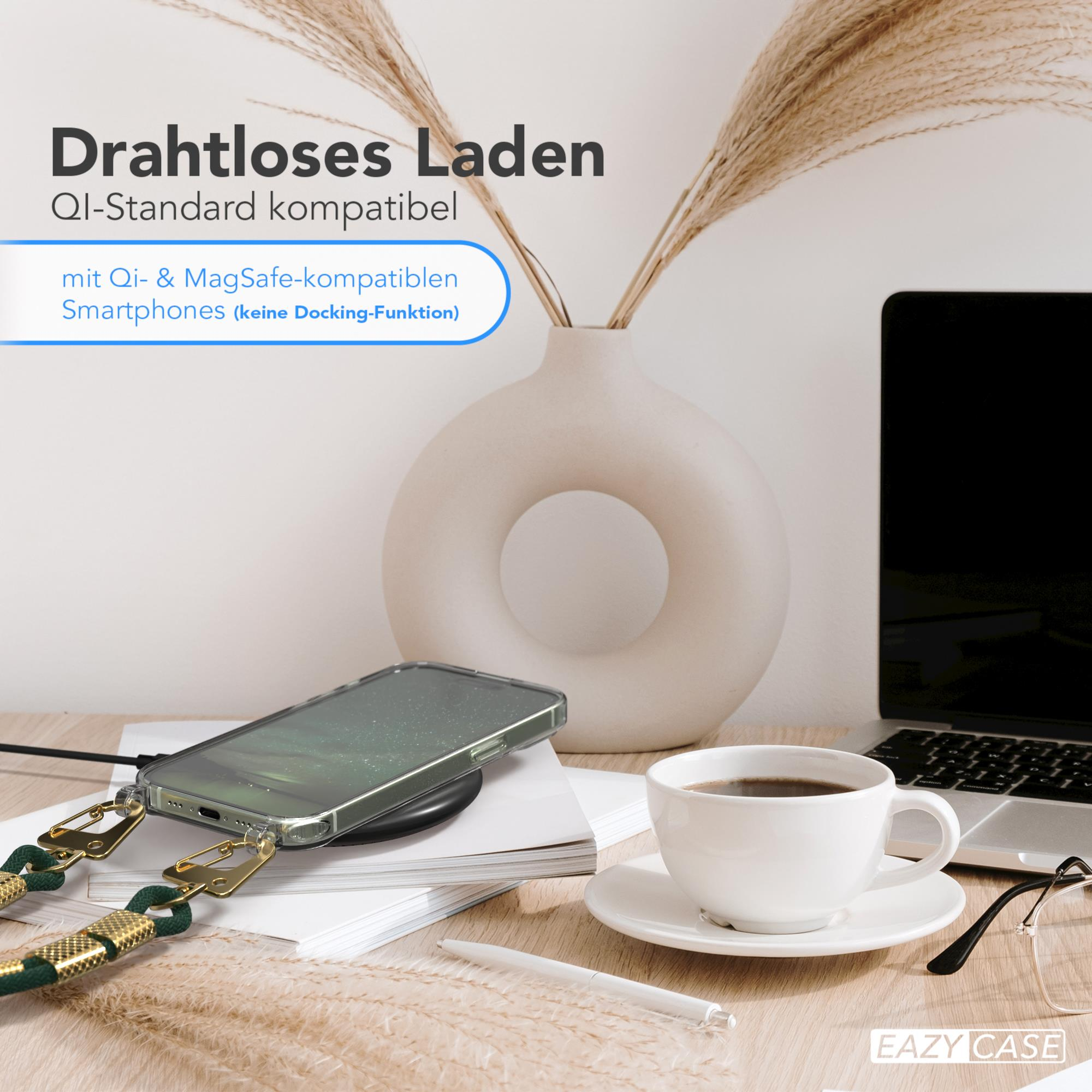 Telefon auf Ladegerät, Kaffee und Laptop auf einem Holztisch.