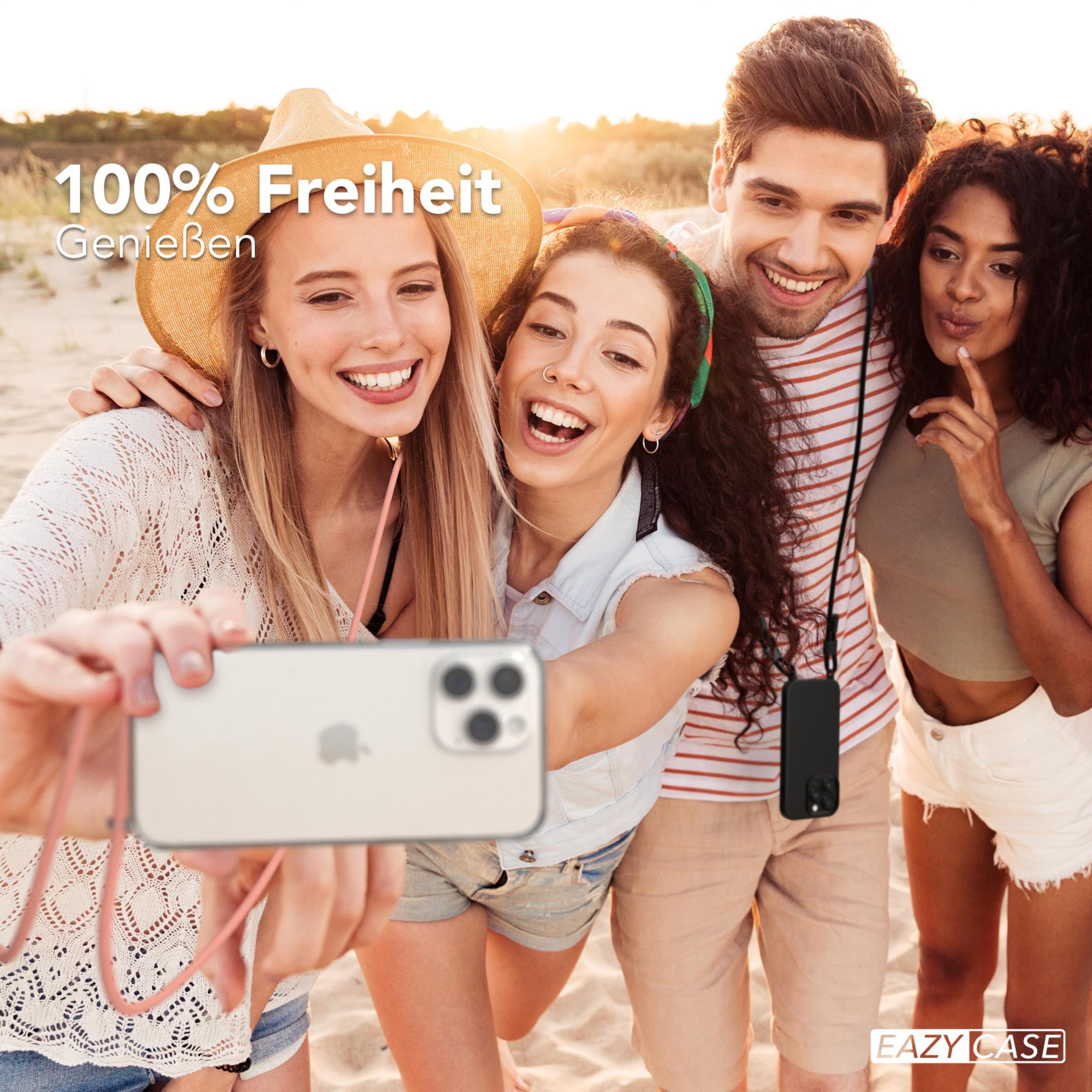 Vier Freunde machen ein Selfie am Strand. Ein Telefon mit Riemen wird hochgehalten. Der Text lautet '100% Freiheit'.