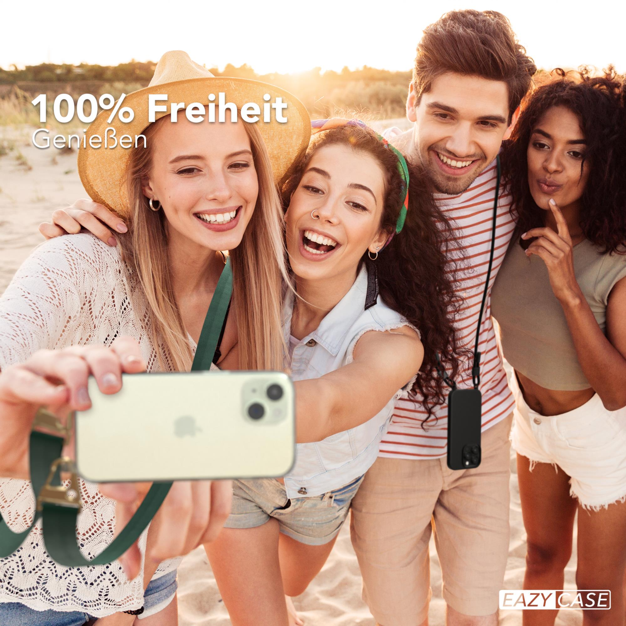 Vier Personen machen Selfie am Strand, halten Telefon mit Hülle.