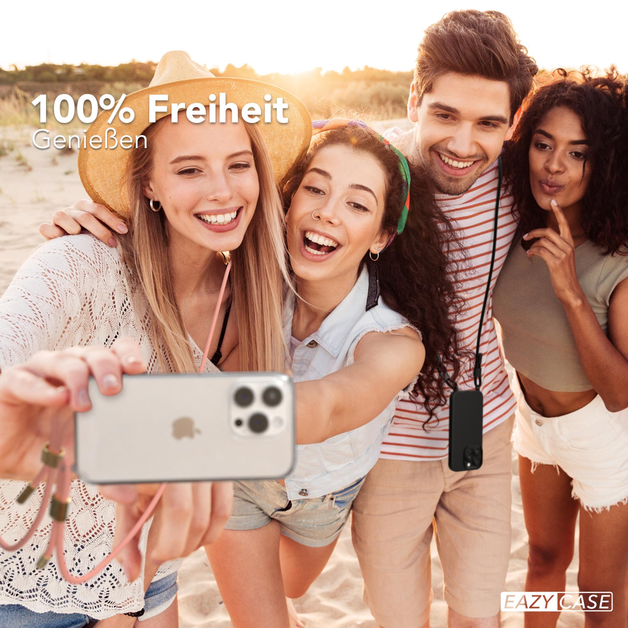 Vier Freunde machen ein Selfie am Strand, einer hält das Telefon mit Hülle und Gurt.