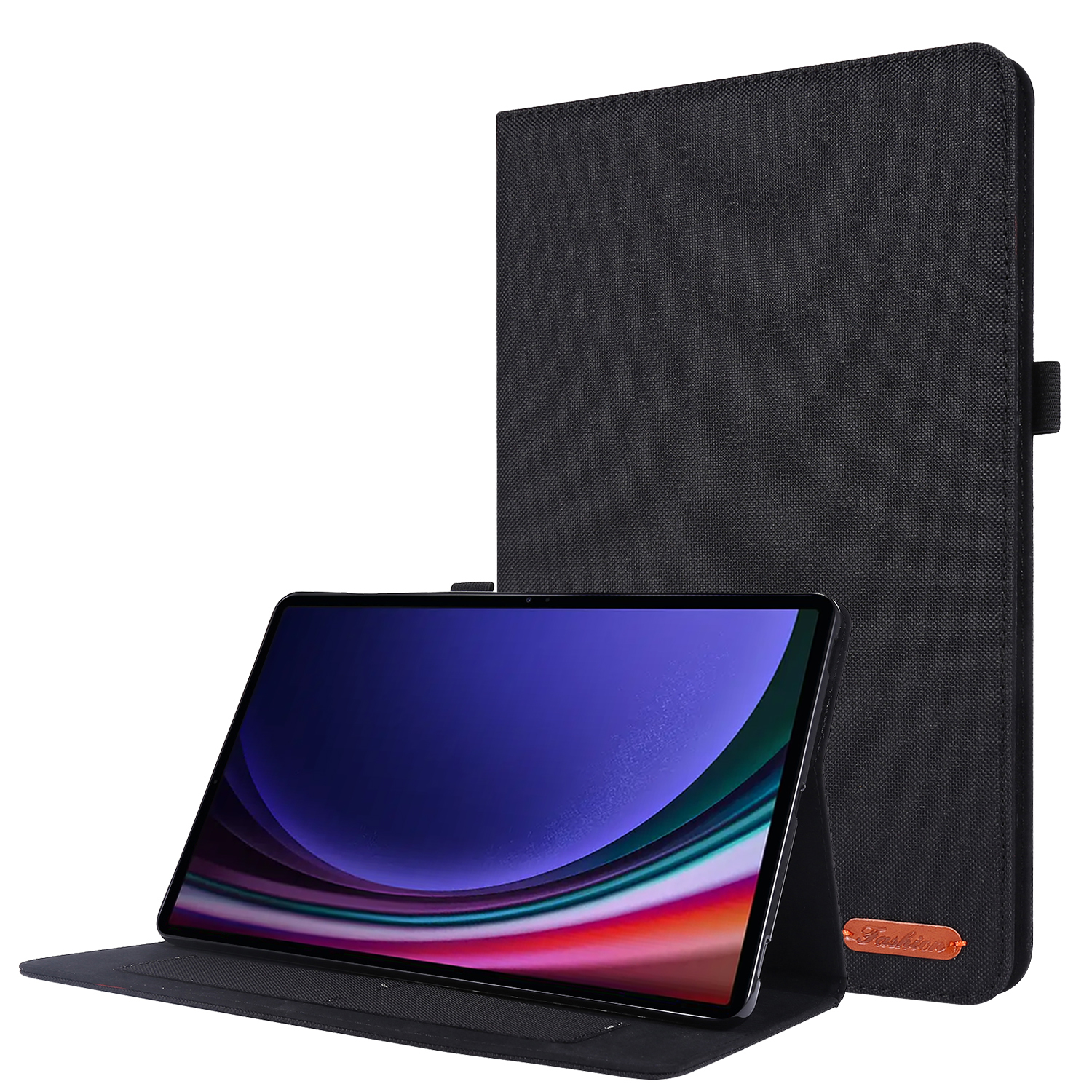 Tablet in schwarzem Etui, geöffnet, um den Bildschirm anzuzeigen. Etui ist strukturiert schwarz mit Logo. Schwarzer Hintergrund.