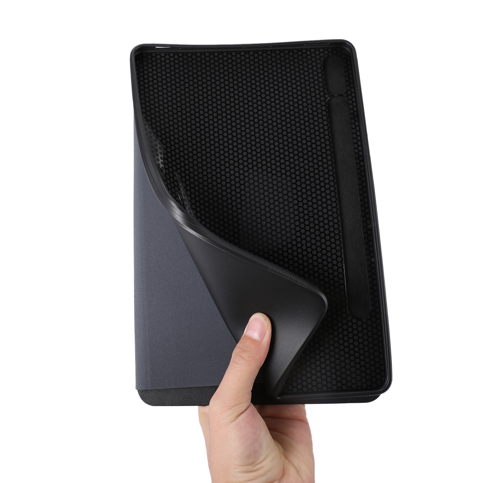 Eine Hand hält eine Tablet-Hülle und zeigt die Innenseite mit einem Stifthalter.