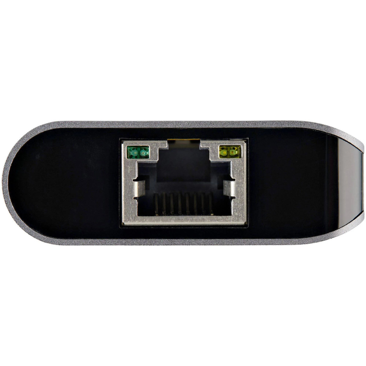 Primer plano de un adaptador de red negro y rectangular con un puerto Ethernet y dos luces verdes.