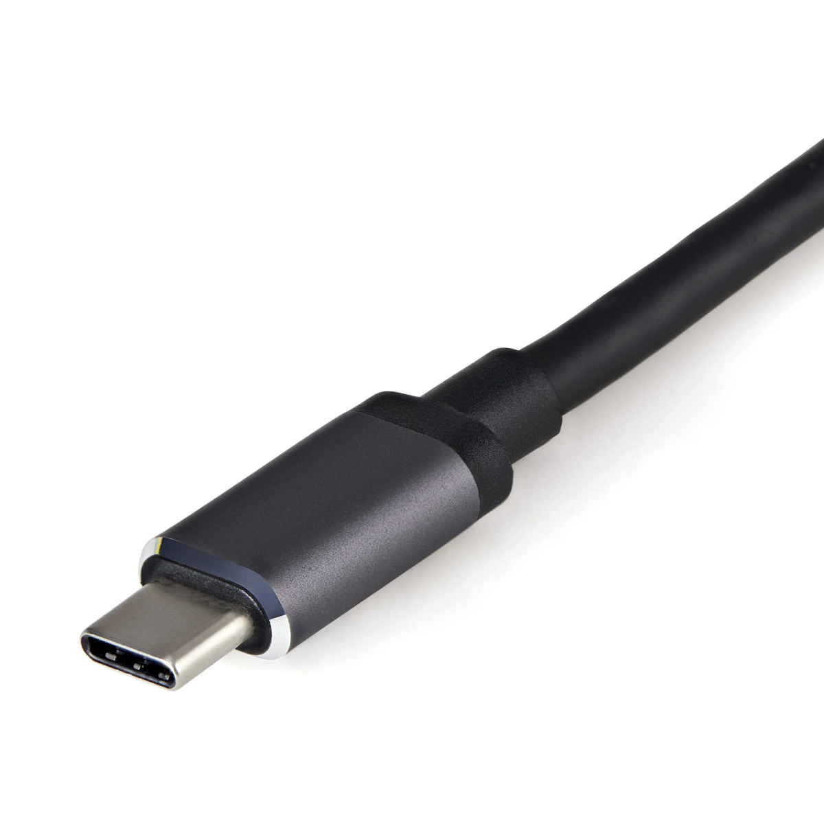 Primer plano de un cable USB-C negro con conector gris sobre fondo blanco.