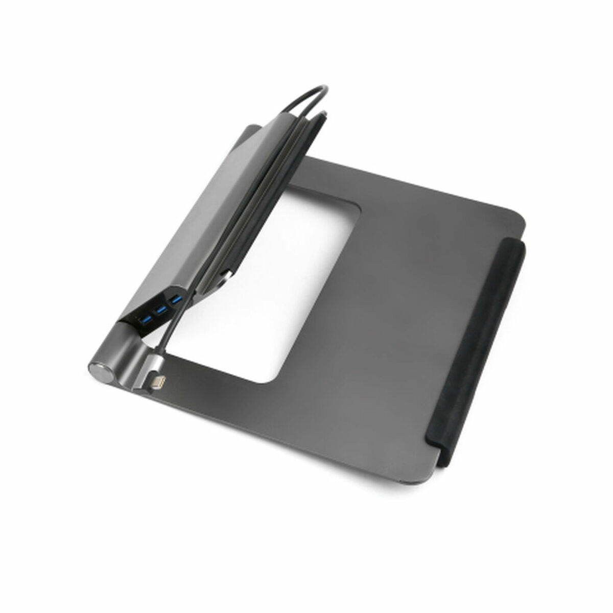 Supporto per laptop grigio con porte di ricarica e cerniera. È su una superficie bianca.