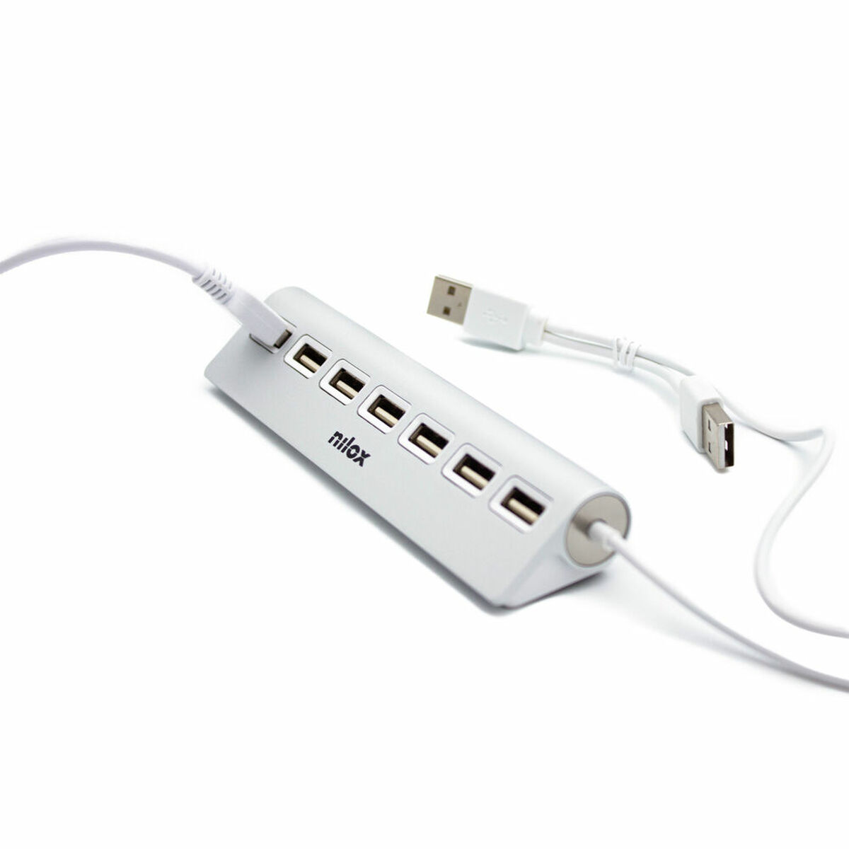 Concentrador USB blanco con siete puertos y dos cables USB, sobre un fondo blanco.