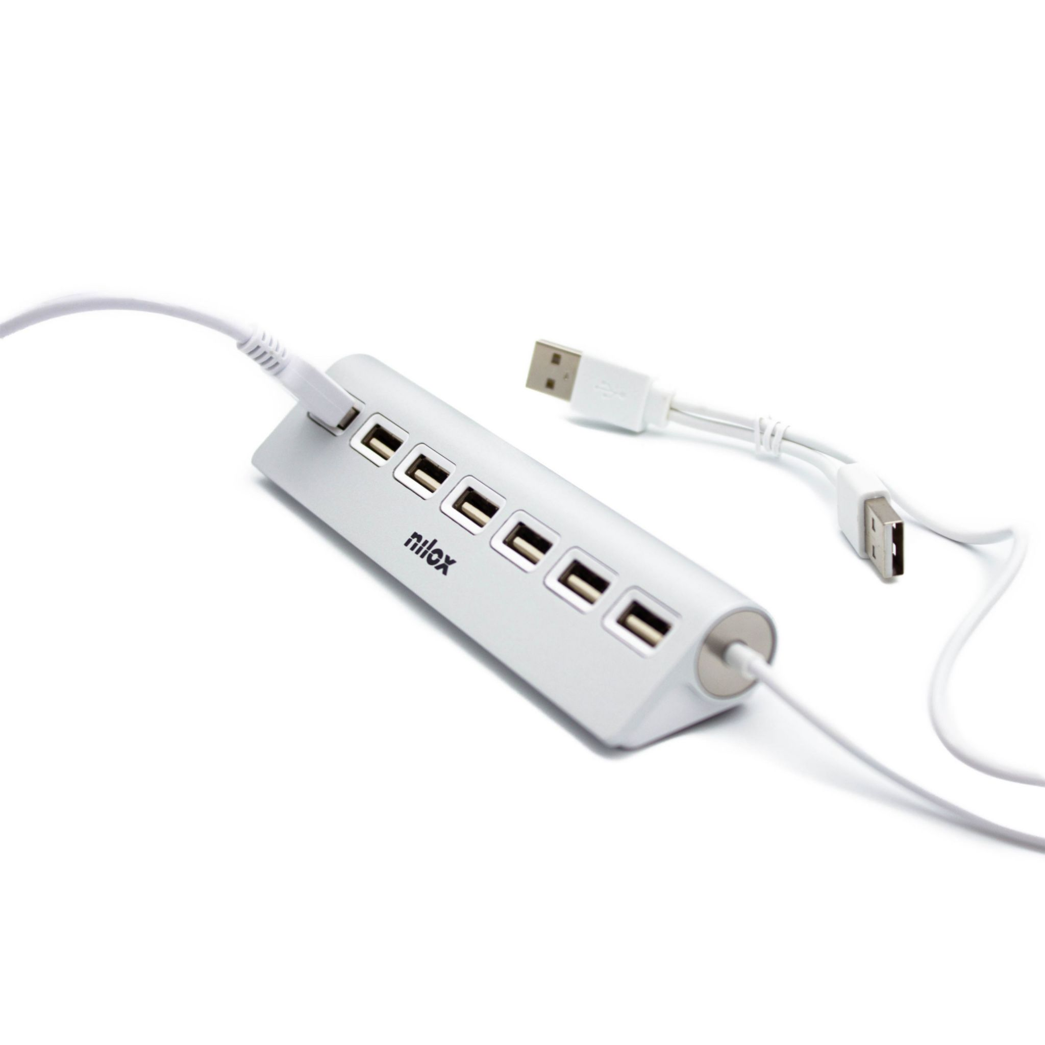 Un concentrador USB blanco con múltiples puertos y dos cables USB sobre una superficie blanca.