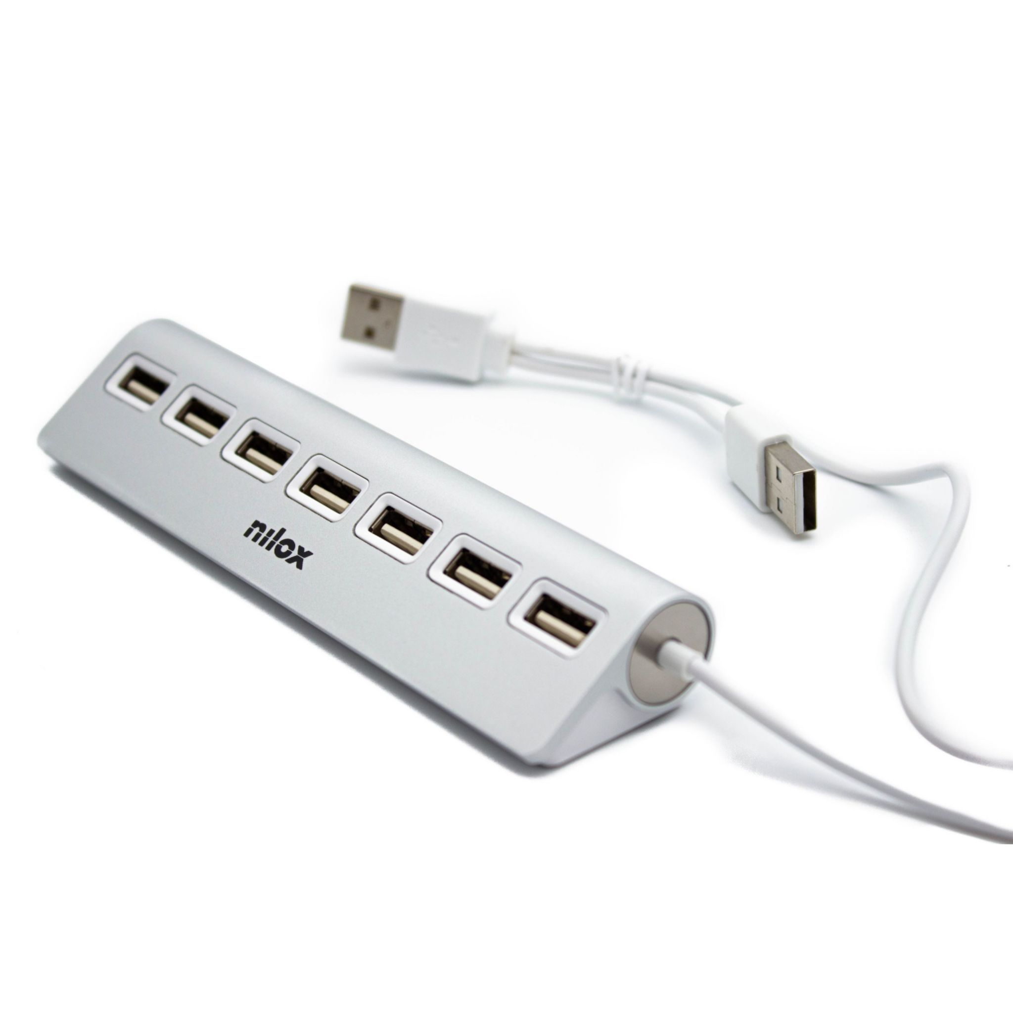 Concentrador USB plateado con siete puertos. Dos cables USB blancos están conectados al concentrador.