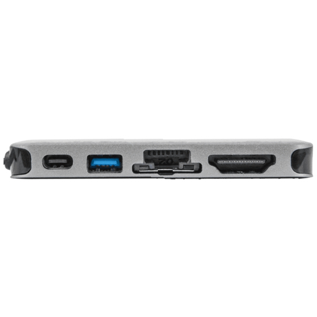 Primo piano di un hub argentato con porta USB, USB-C, slot per schede SD e porta HDMI. L'hub è su una superficie bianca.