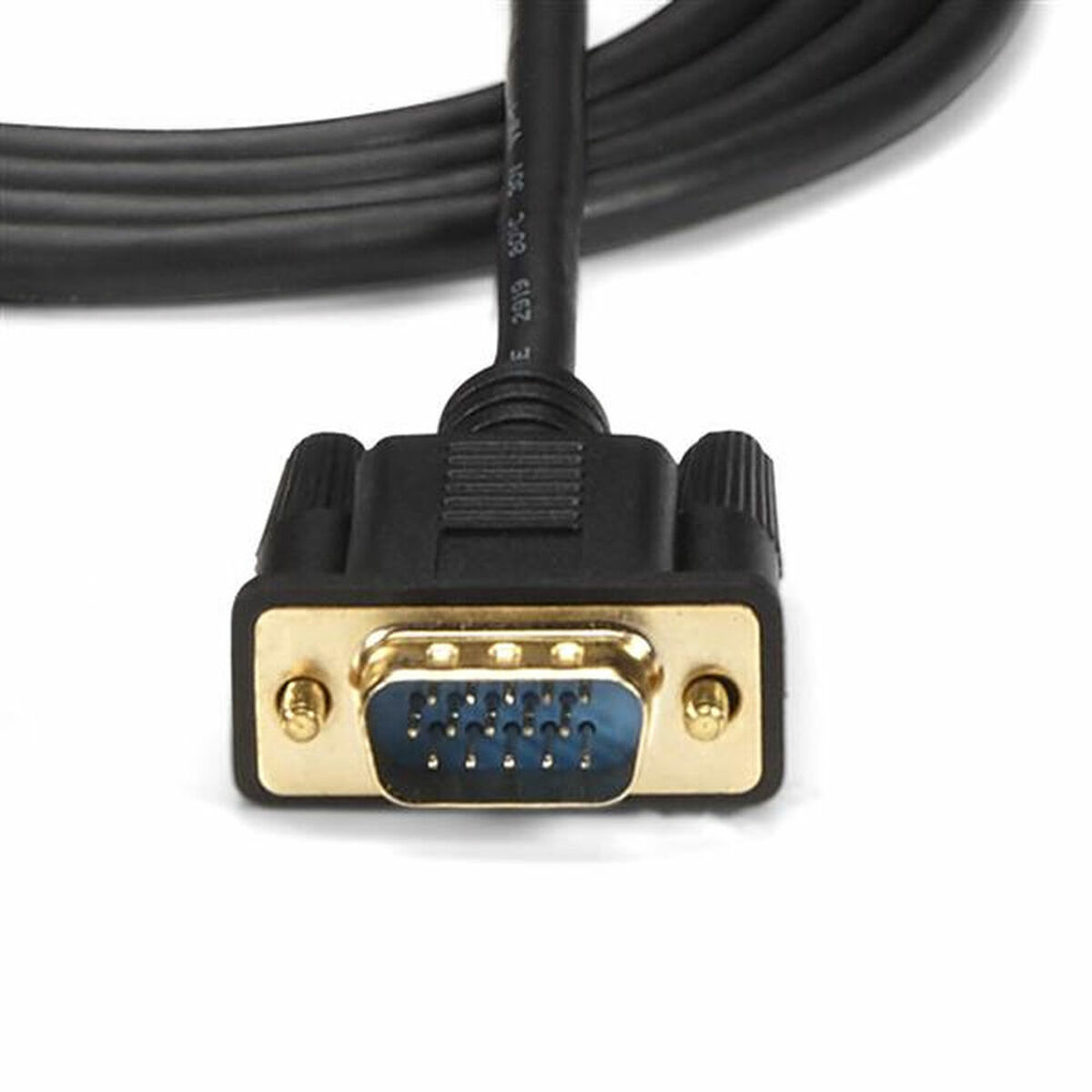 Un conector de cable VGA negro con pines dorados sobre un fondo blanco.
