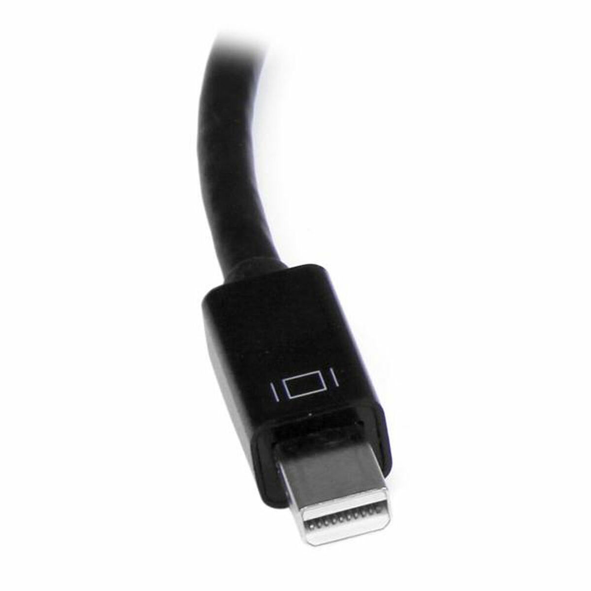 Primer plano de un conector de cable Thunderbolt negro. Tiene una punta metálica plateada.