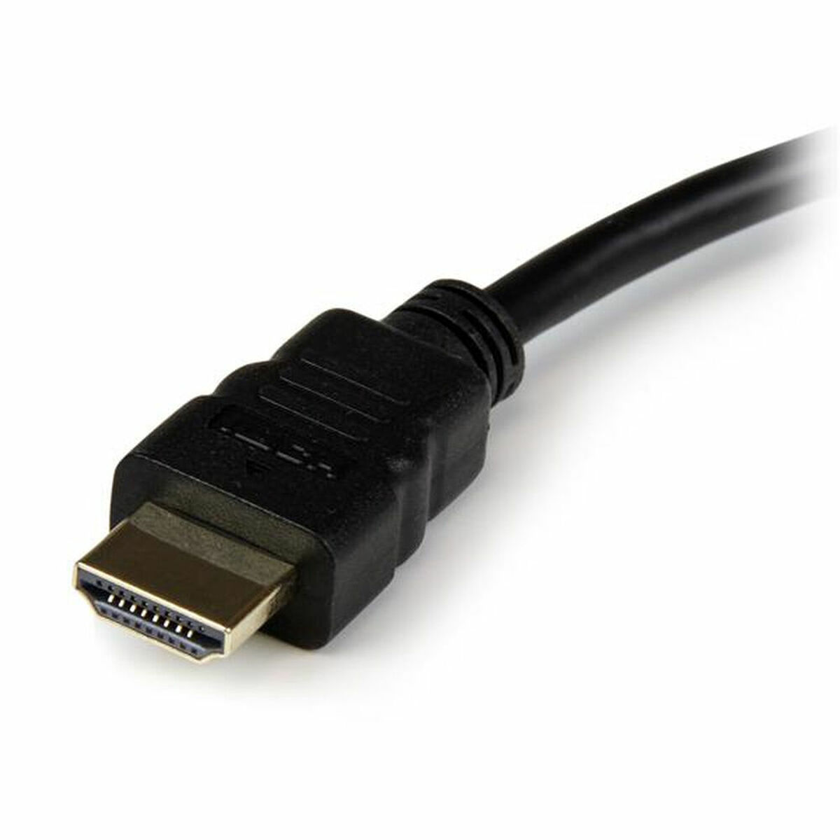 Primer plano de un conector HDMI negro con pines dorados, sobre una superficie blanca.