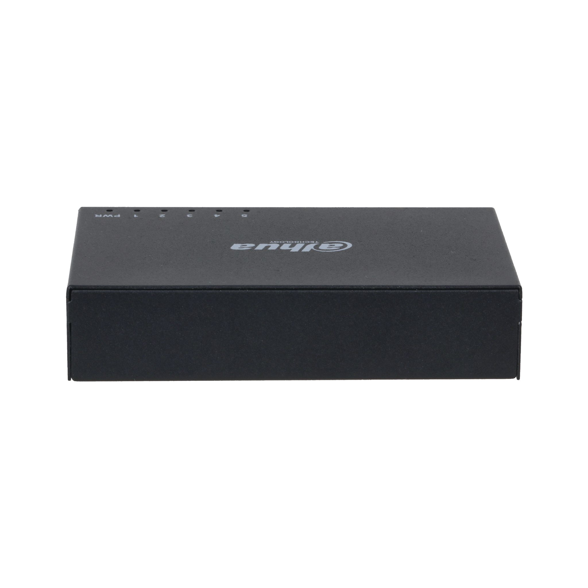 Uno switch di rete nero su sfondo bianco. Ha più porte.