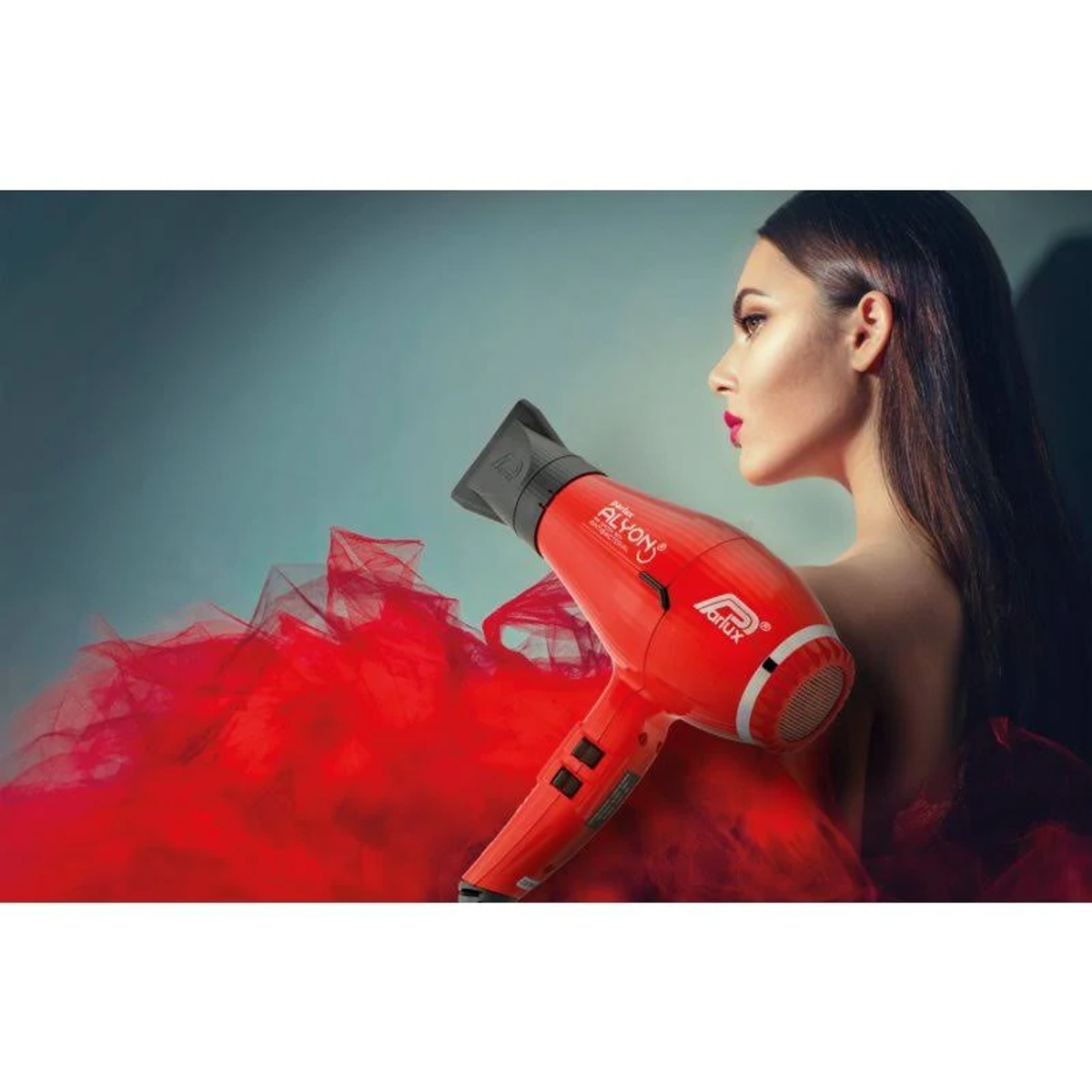 Donna che tiene un asciugacapelli rosso, tessuto rosso che scorre, su sfondo blu e verde acqua.