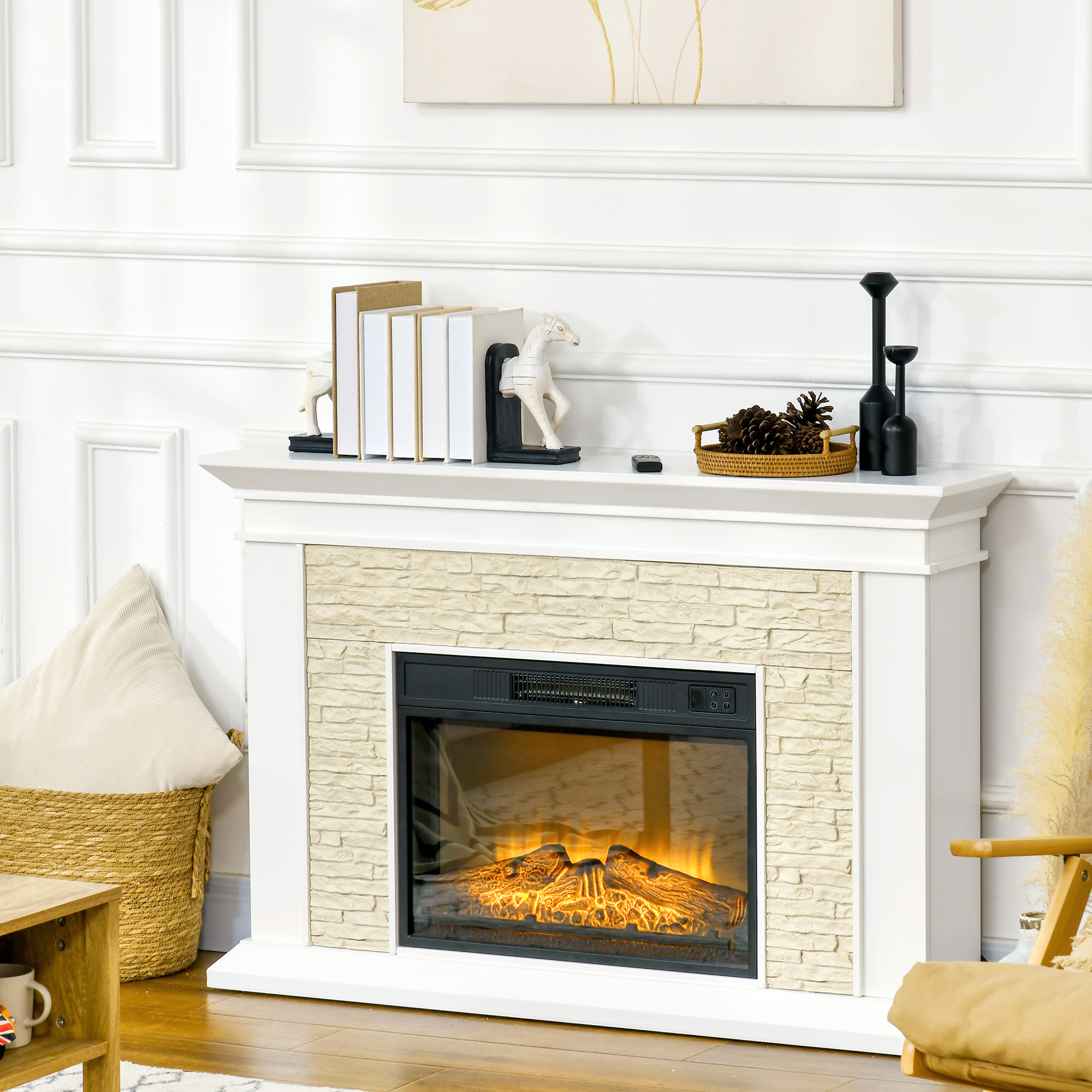 Una chimenea blanca con fachada de piedra. Libros, decoración y una cesta están en la repisa. El fuego es visible.