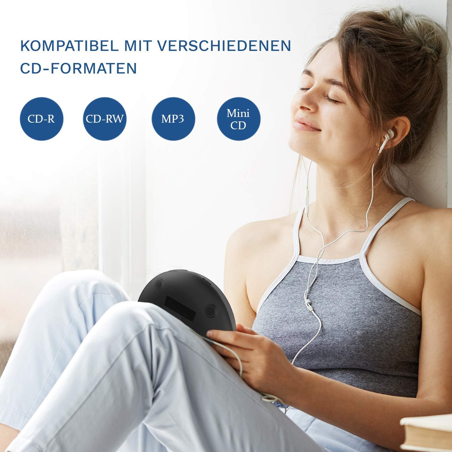 Frau mit Kopfhörern hört zu. Ein CD-Player liegt auf ihrem Schoß, mit CD-, CD-RW-, MP3- und Mini-CD-Symbolen.